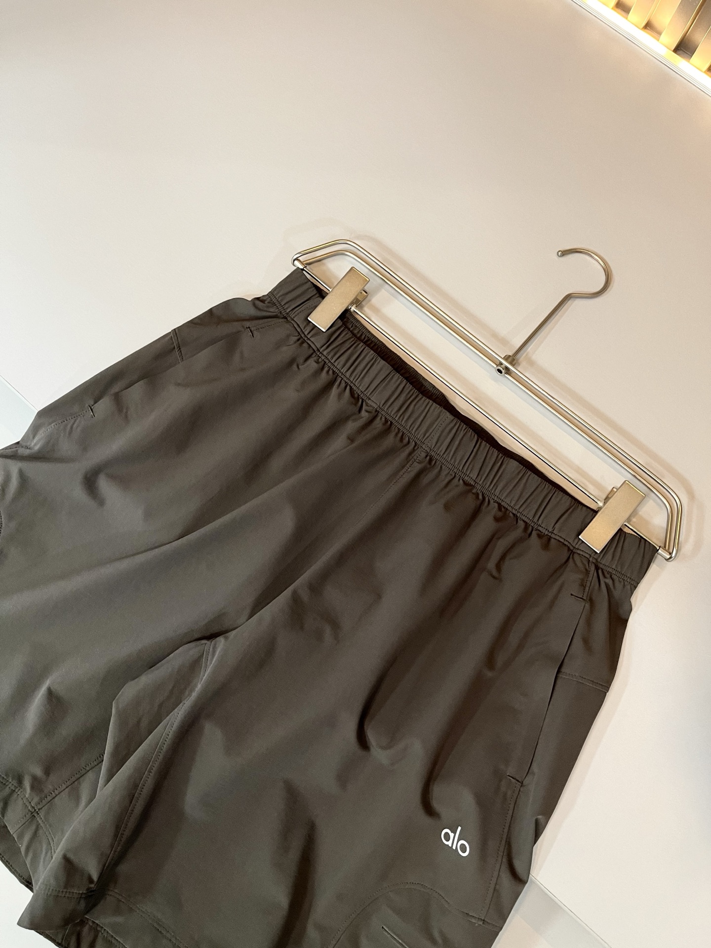 Alo 2025春夏新款男士休闲短裤，高端品质之选……一款休闲裤兼备的百搭裤装，也是男士衣橱里不可缺少的