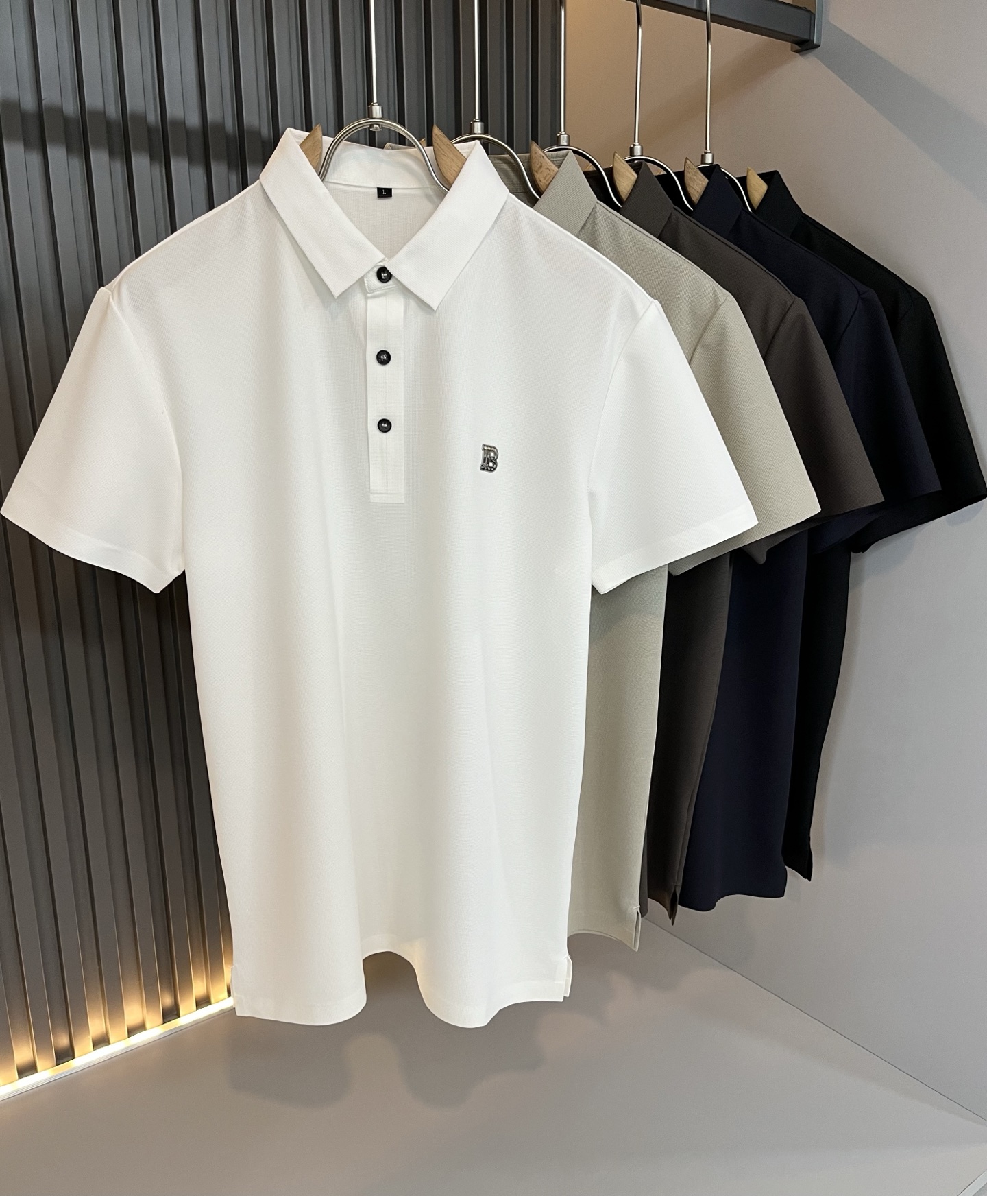 NO:512697,Bur*erry 2025 spring and summer new men's short-sleeved Polo shirt, the latest brand design element!  Neither monotonous nor complicated, it shows taste just right!  Customer-supplied top custom stretch spandex fabric!  Comfortable, sweat-absorbing and breathable, the unique high-end fabric presents a simple and elegant temperament!  Letter logo print design on chest!  Full three-dimensional! Standard cutting design!  Every detail is a synchronized with high-end fashion. Size: M-4XL, burberry, T-shirt, alexander wang19860909Bur*erry 巴*莉 2025春夏新款男士短袖Polo衫,品牌最新设计元素！既不单调也不复杂,恰到好处的展现品味！客供顶级定制弹力氨纶面料！舒适吸汗透气根本不在话下,面料独具的高奢感呈现简约优雅气质！胸前字母logo印花设计！饱满立体!标准裁剪设计！每一处细节都是与高端时尚同步的体现.尺码:M-4XL,,burberry,T-shirt,alexander wang,Men's clothing