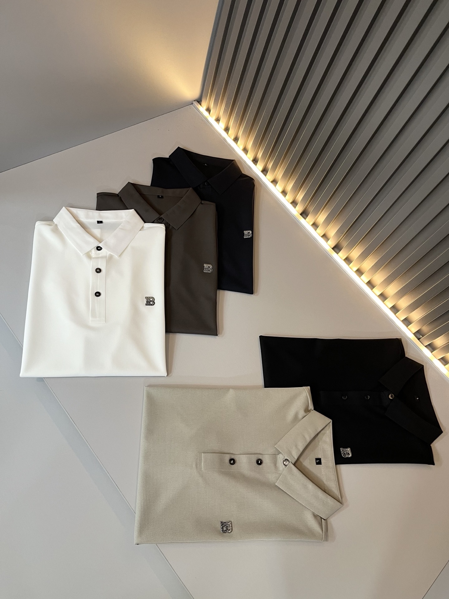 NO:512682,Bur*erry 2025 spring and summer new men's short-sleeved Polo shirt, the latest brand design element!  Neither monotonous nor complicated, it shows taste just right!  Customer-supplied top custom stretch spandex fabric!  Comfortable, sweat-absorbing and breathable, the unique high-end fabric presents a simple and elegant temperament!  Letter logo print design on chest!  Full three-dimensional! Standard cutting design!  Every detail is a synchronized with high-end fashion. Size: M-4XL, burberry, T-shirt, alexander wang19860909Bur*erry 巴*莉 2025春夏新款男士短袖Polo衫,品牌最新设计元素！既不单调也不复杂,恰到好处的展现品味！客供顶级定制弹力氨纶面料！舒适吸汗透气根本不在话下,面料独具的高奢感呈现简约优雅气质！胸前字母logo印花设计！饱满立体!标准裁剪设计！每一处细节都是与高端时尚同步的体现.尺码:M-4XL,,burberry,T-shirt,alexander wang,Men's clothing