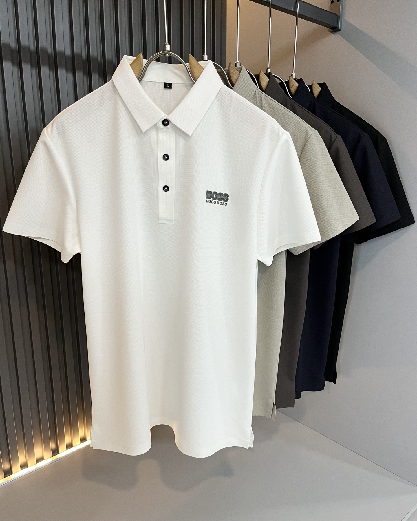 NO:512699,BOSS 2025 spring and summer new men's short-sleeved Polo shirt, the latest model is exclusively available on the entire network!  !  ~ It is classic and fashionable and versatile, who doesn’t like it? It will show the classic again. It is very pleasing to the eye and comes with a low luxury halo and recognition!  Pr*da's traditional brand concept and modern advanced technology are perfectly combined. Coupled with the extremely modern and simple design, the exclusive letter logo pattern glue-pressing design!  Customized 100% imported stretch spandex fabric!  The texture of this model is quite touching, the specifications and grades are known with tentacles. The degree of delicateness and breathability are top-notch!  Size M-4XL, T-shirt,alexander wang19860909BOSS 2025春夏新款男士短袖Polo衫,最新款全网独家首上！！~既经典有时尚百搭,谁不爱啊,将经典再次展现,非常的耐看,自带低奢光环与辨识度！Pr*da传统的品牌理念和现代化的先进技术进行了完美结合.加上极其现代摩登风范的简约设计,专属字母logo图案压胶设计！定制百分百进口弹力氨纶面料！此款的质感相当感人 触手便知规格档次 细腻程度与透气效果堪称顶级！尺码M-4XL,,T-shirt,alexander wang,Men's clothing