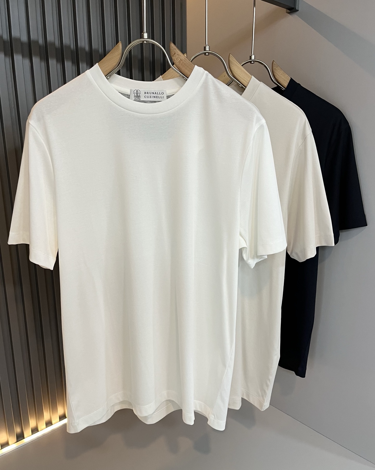 NO:512688,BC-Brunello Cucineli 2025 spring and summer new men's short-sleeved T-shirt, a fashionable and versatile item that many celebrities love to wear!  The neckline LOGO glue is super beautiful. Friends who like classic and simple must not miss this one!  The calm and atmospheric brand style has always been favored by the upper class! It is also the best choice for fashionable items!  The upper body is so handsome, highly recommended!  !  !  In addition to its brand added value, the biggest attraction of this short sleeve is that this short sleeve has a high cost-effectiveness in terms of color and material!  Customized original exclusive fabric material design!  Environmentally friendly washing, customized fabrics, pre-shrinkage treatment to ensure a crisp style. The combed cotton fabric feels super soft and smooth and sweat-absorbing!  The wash water does not deform, the feel is comfortable and smooth, the upper body is soft and comfortable, the classic and fashionable design is simple and not complicated, and it is very pleasing to the eye!  Code number M-3XL, brunello cucinelli, T-shirt, tees, t-shirt, alexander wang19860909BC-Brunello Cucineli 2025春夏新款男士短袖T恤,众多明星都爱穿的时尚百搭单品！领口LOGO压胶超级好看,喜欢经典简约的朋友,一定不能错过了这款！沉稳大气的品牌风格一直以来备受上层人士的青睐!也是时尚单品的不二之选！ 上身帅到爆了,强烈推荐！！！这件短袖最大的吸引力除了他本身的品牌附加值,更加肯定的是这款短袖无论在颜色搭配还是材质上都有很高的性价比！ 定制原版专属面料材质设计！环保水洗,定制面料,预缩处理,确保版型的挺括,精梳棉面料手感超柔顺滑又吸汗！洗水不变形,手感舒适顺滑,上身柔和舒适,经典的时尚设计,精简不繁,很是耐看！码数M-3XL,,brunello cucinelli,T-shirt,tees，t-shirt,alexander wang,Men's clothing