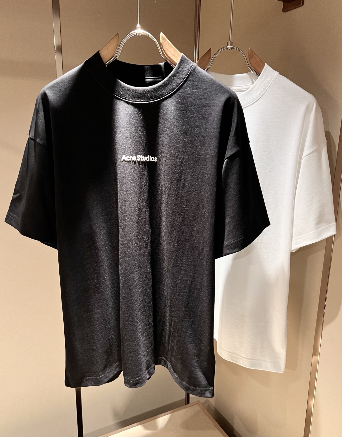 NO:513342,Acne Studio*os 2025 spring and summer new short-sleeved T-shirt for men and women, and the counter is available at the same time!  Customized exclusive wash water pure cotton fabric, customized original craft thread, and body design logo embossing design!  Perfectly integrated with fashion and style, a top-notch fashionable style that perfectly suits the outside wear!  The overall feeling is natural!  The ultimate classic versatile short-sleeved T-shirt, the ultimate heavy industry and the ultimate perfection!  Fans who pursue high quality are please buy them by themselves, and all fans who know the goods are invited to appreciate this model together!  Size M-3XL, acne studios, T-shirt,tees, t-shirt,alexander wang19860909Acne Studi*os2025春夏新款男女同款短袖T恤,专柜同步发售！定制专属洗水纯棉面料,定制原版工艺螺纹,衣身设计标识logo压胶设计！完美融入时尚还有风情感一款完美符合外穿的顶尖时髦气质款！整体给人浑然天成的感觉！极致经典的百搭型短袖T恤,极致的重工极致的完美！追求高品质的粉丝们请自行抢购,诚邀所有识货的粉丝一同鉴赏此款！尺码M-3XL,,acne studios,T-shirt,tees，t-shirt,alexander wang,Men's clothing