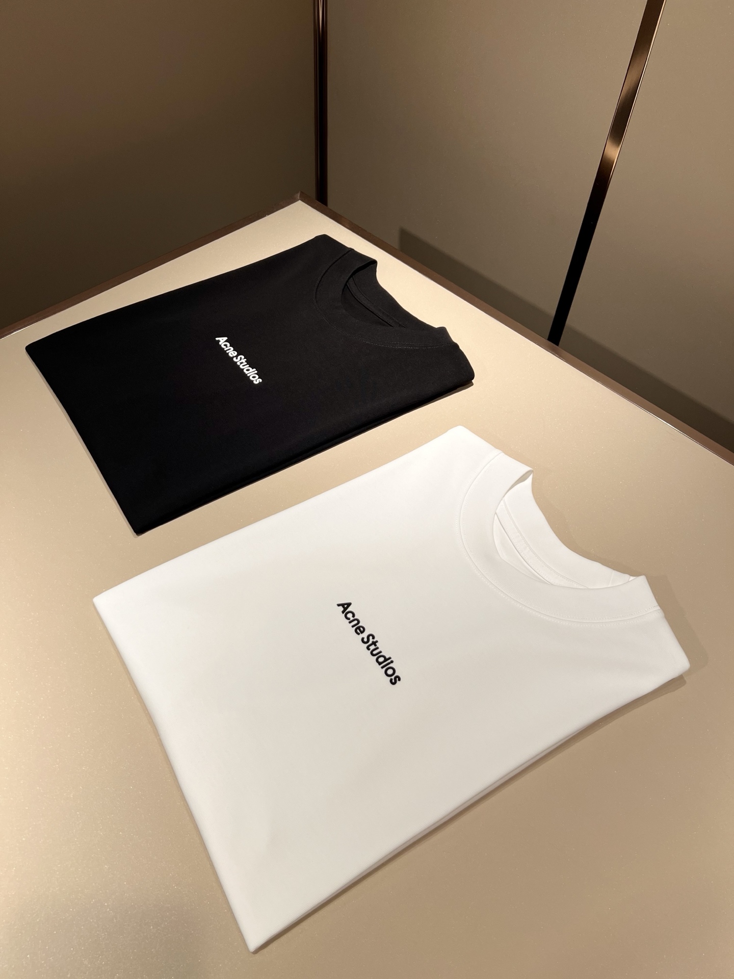   Acne Studi*os2025春夏新款男女同款👫短袖T恤，专柜同步发售！定制专属洗水纯棉面料，定