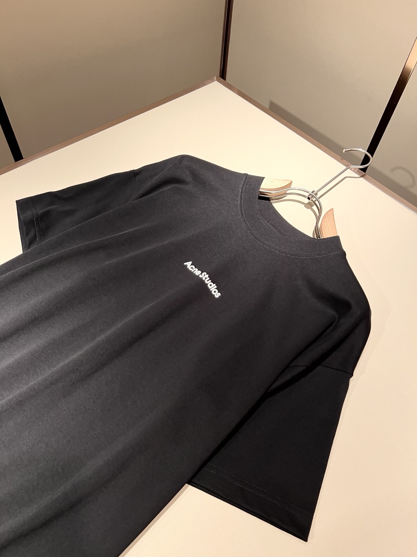   Acne Studi*os2025春夏新款男女同款👫短袖T恤，专柜同步发售！定制专属洗水纯棉面料，定