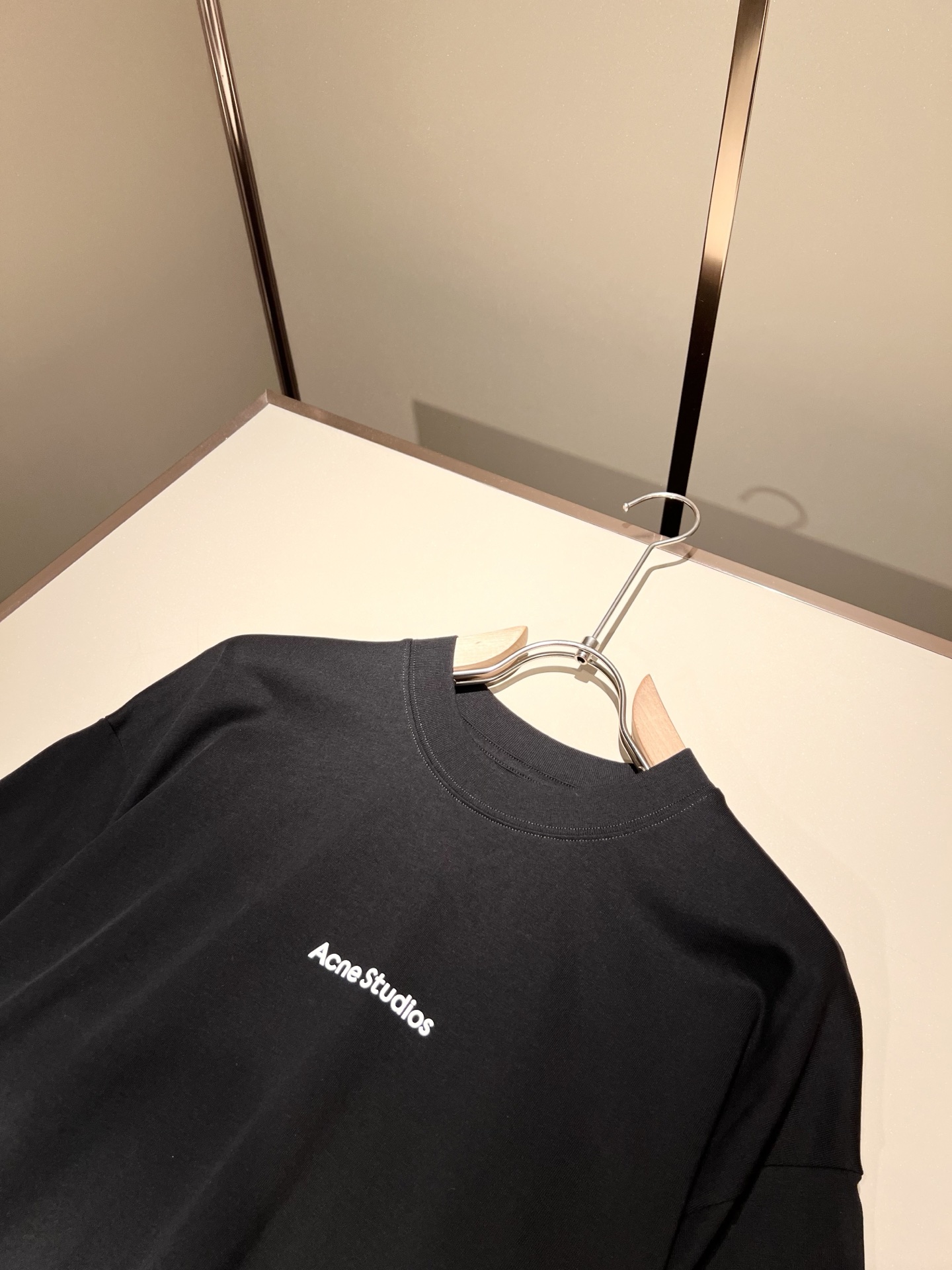   Acne Studi*os2025春夏新款男女同款👫短袖T恤，专柜同步发售！定制专属洗水纯棉面料，定