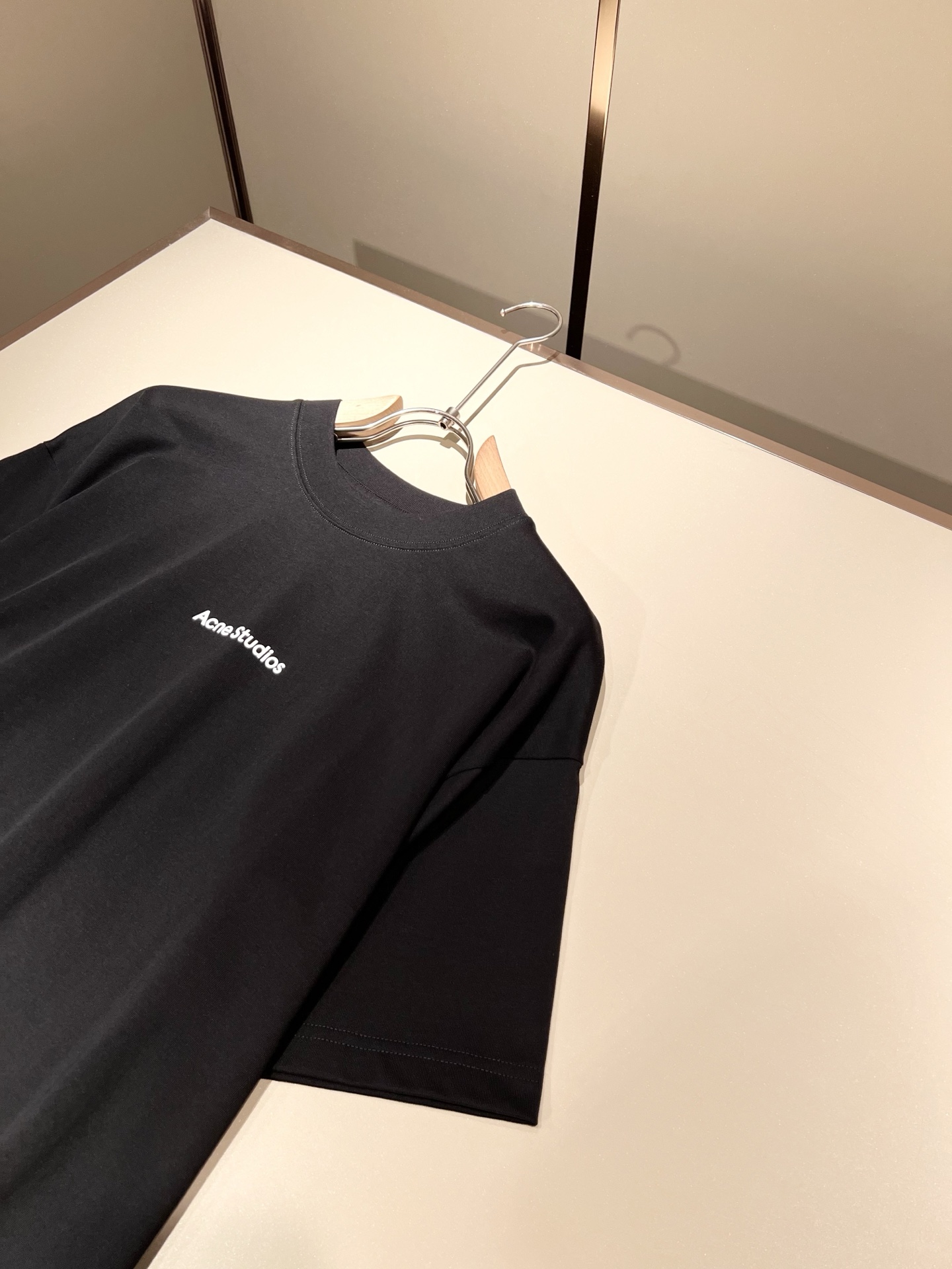   Acne Studi*os2025春夏新款男女同款👫短袖T恤，专柜同步发售！定制专属洗水纯棉面料，定