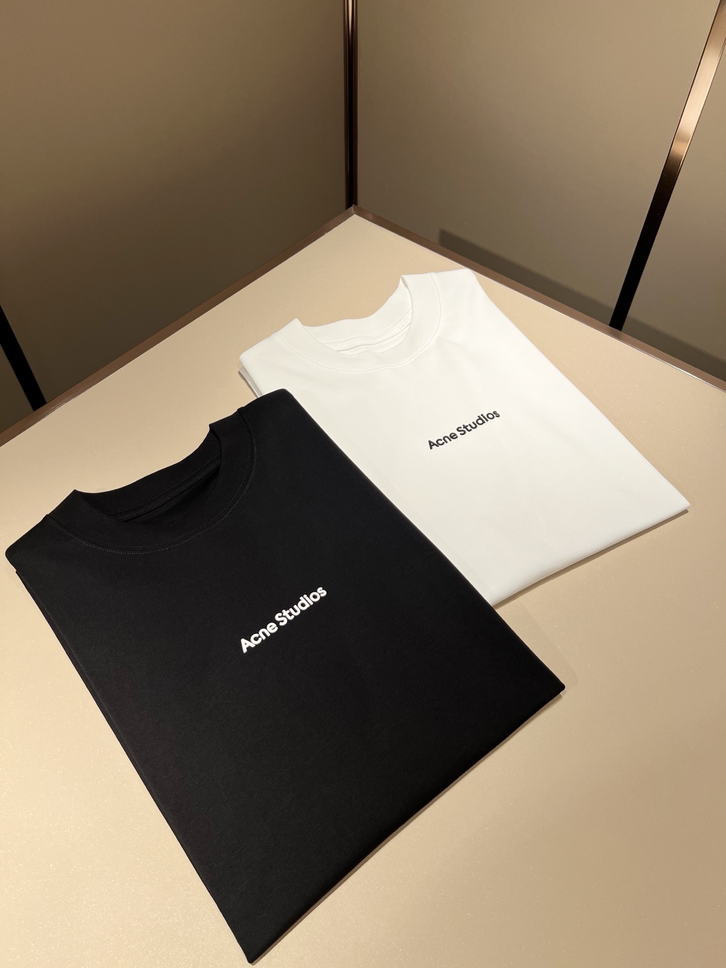   Acne Studi*os2025春夏新款男女同款👫短袖T恤，专柜同步发售！定制专属洗水纯棉面料，定