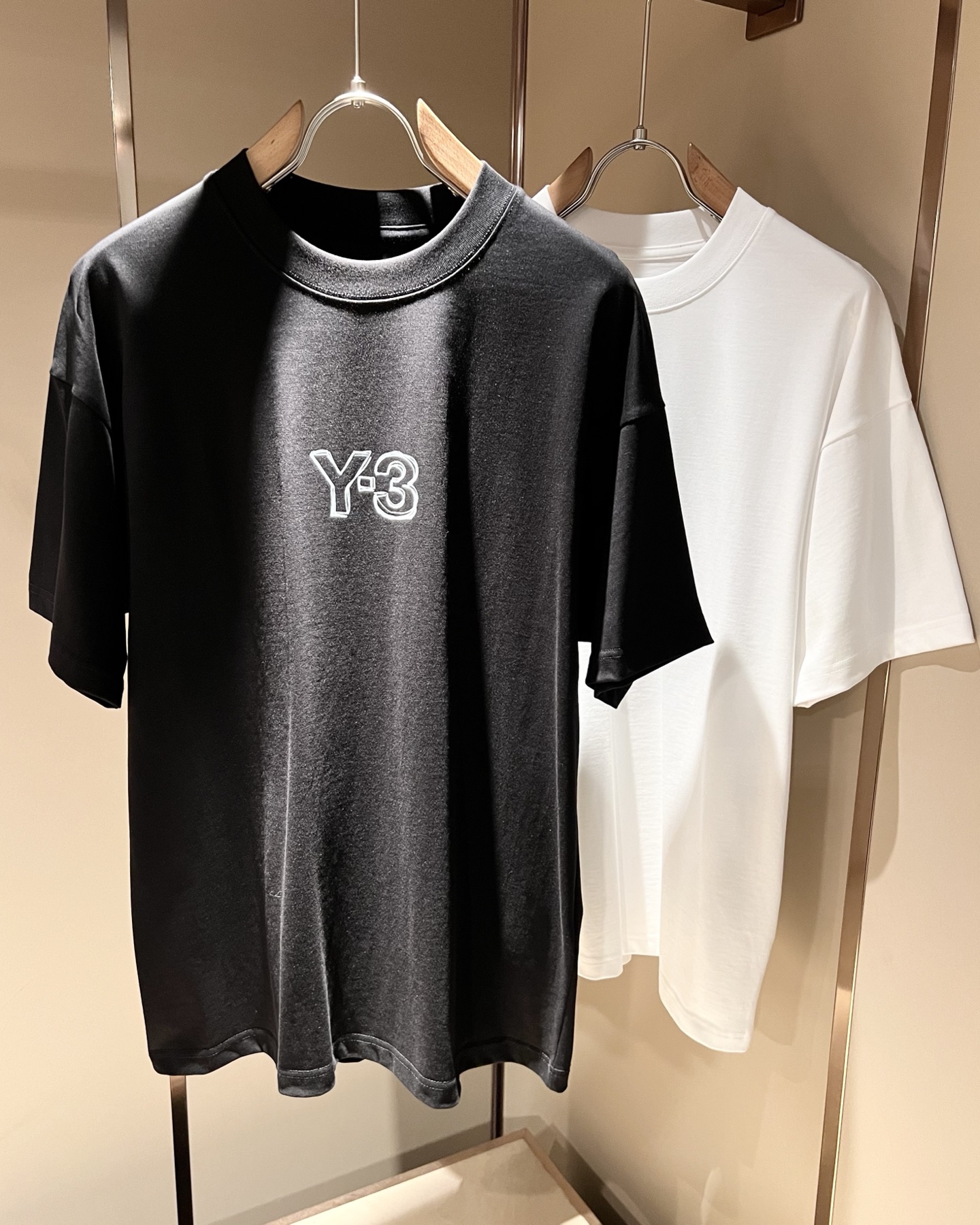 NO:511359,Y-3 Yamamoto *Yoji 2025 spring and summer new product for men and women the same style for old washing water short-sleeved T-shirt, one fabric has a very comfortable upper body. You must have it, and the counter is synchronized. The Y-3 letter logo print design for front and back of the body!  Trading company channel, fashionable and stylish upper body, full of energy!  Customized original 260g pure cotton fabric!  The feel is delicate and silky, and the texture gives you the ultimate wearing experience, without any weight bearing, and it also has strong breathable and quick drying. It is really an excellent choice in the hot summer!  The luxurious and attractive color scheme is full of the atmosphere of a big brand, the visual effect is unparalleled, the color fastness is impeccable, and the unique words are more pleasing to the eye-catching fashion charm!  The precise three-dimensional style is cut, and the upper body is super fashionable and stylish, creating a different street sports style!  Size M-3XL, T-shirt,tees,t-shirt,alexander wang19860909Y- 3山本*耀司 2025春夏新品男女同款做旧洗水短袖T恤 ,一面料上身舒适感非常好.炸街必须要拥有它,专柜同步.衣身前后Y-3字母logo印花设计！贸易公司渠道,上身时尚有型,精气神十足！定制原版260克纯棉面料！手感细腻丝滑,质感给你带来极致的穿着体验,毫无负重感,同时也极具强大的透气速干性,真是炎炎夏日里的绝佳之选！奢华耐看的配色充满了大牌气息,视觉效果无与伦比,色牢度更是无懈可击,独特的字样更养眼的时尚魅力值！精准立体的版型裁剪,上身超级时髦有型,打造出不一样的街头运动范儿！尺码M-3XL,,T-shirt,tees，t-shirt,alexander wang,Men's clothing