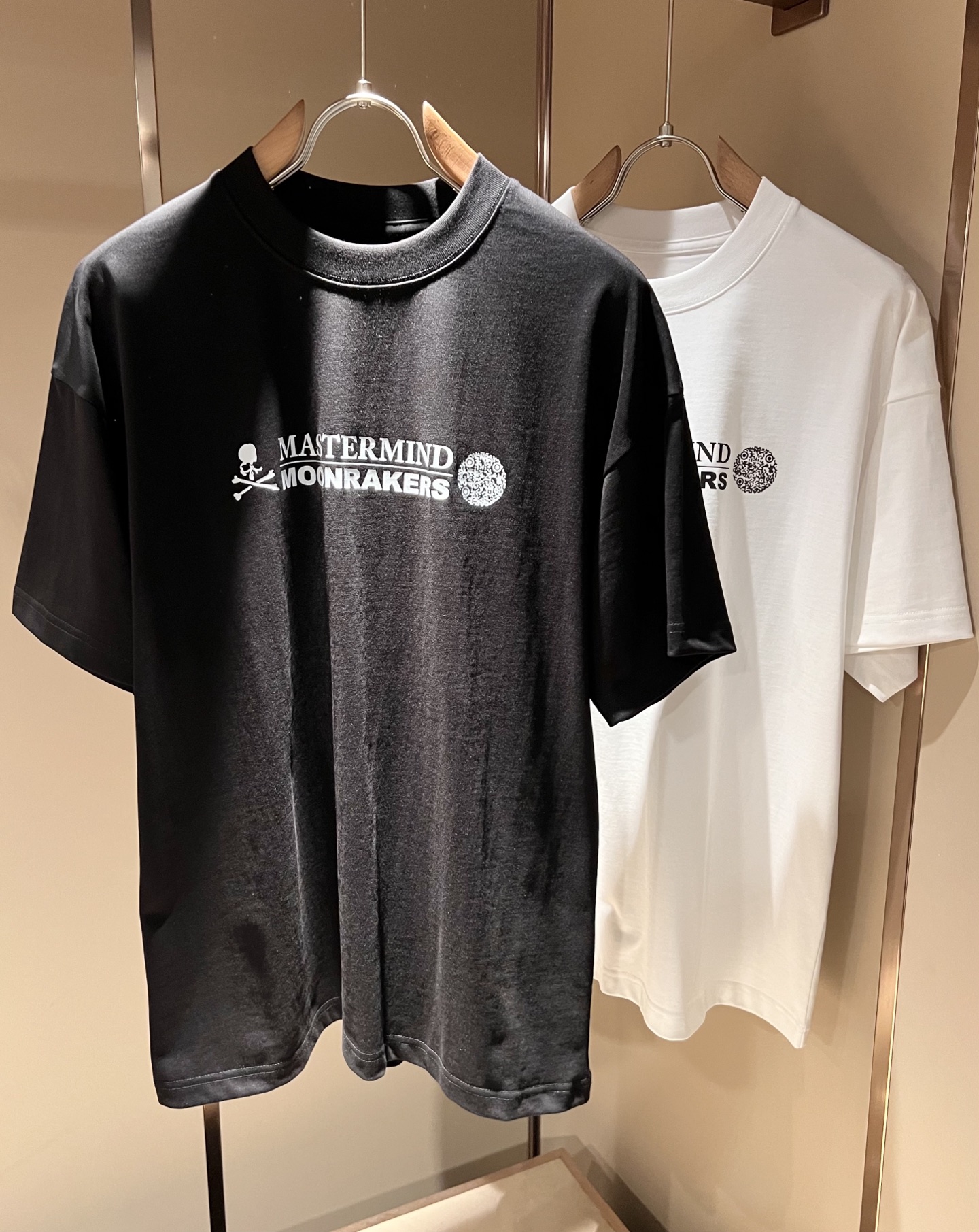 NO:511356,MMJ 2025 spring and summer new short-sleeved T-shirt for men and women, original order channel, very personalized and high-end style, logo pattern glue pressing technology design!  Couple pure cotton short-sleeved T-shirt!  !  The latest fashion trends and popular products are here, and it is another simple and high-end fashion item. It is a fashion product with very high-end outfit charm. It is a must-have item for fashion trends!  Original Italian manufacturer channels, special-level orders, and released at the same time as Hong Kong, Macao and Taiwan buyers. This model is also the latest popular product of Luo Yiweijia this year and the most classic product. Its specifications and grades are beyond doubt!  !  The choice is very diverse, and it can be said that this model naturally has a fresh and natural feeling, showing the brand charm and high-end feeling. The texture of this model is very good, and the heavy weight and brilliant skin-friendliness that can be seen with hands are even better, and it is a complete enjoyment of wearing!  !  Size: M-3XL, loewe, T-shirt,tees, t-shirt,alexander wang19860909MMJ 2025春夏新款男女同款短袖T恤,原厂订单渠道,极具个性高级风,标志logo图案压胶工艺设计！情侣款纯棉短袖T恤！！最新时尚潮流人气产物驾到,又是一款简约高级的时尚单品,穿搭魅力十分高级不俗的时尚产物 ,时尚潮流必备单品！意大利原厂渠道,特供级别订单,同步港澳台买手店发布,此款也是罗意威家今年的最新人气产物,也是最经典的产物,其规格跟档次更是毋庸置疑！！ 选择极具多样化,言而喻此款自然具备那种清新自然的感觉,彰显品牌魅力与高级感,此款的质感十分的到位,用手可以感知的重磅跟出彩亲肤程度更是上佳,十足的穿着享受！！尺码: M-3XL,,loewe,T-shirt,tees，t-shirt,alexander wang,Men's clothing