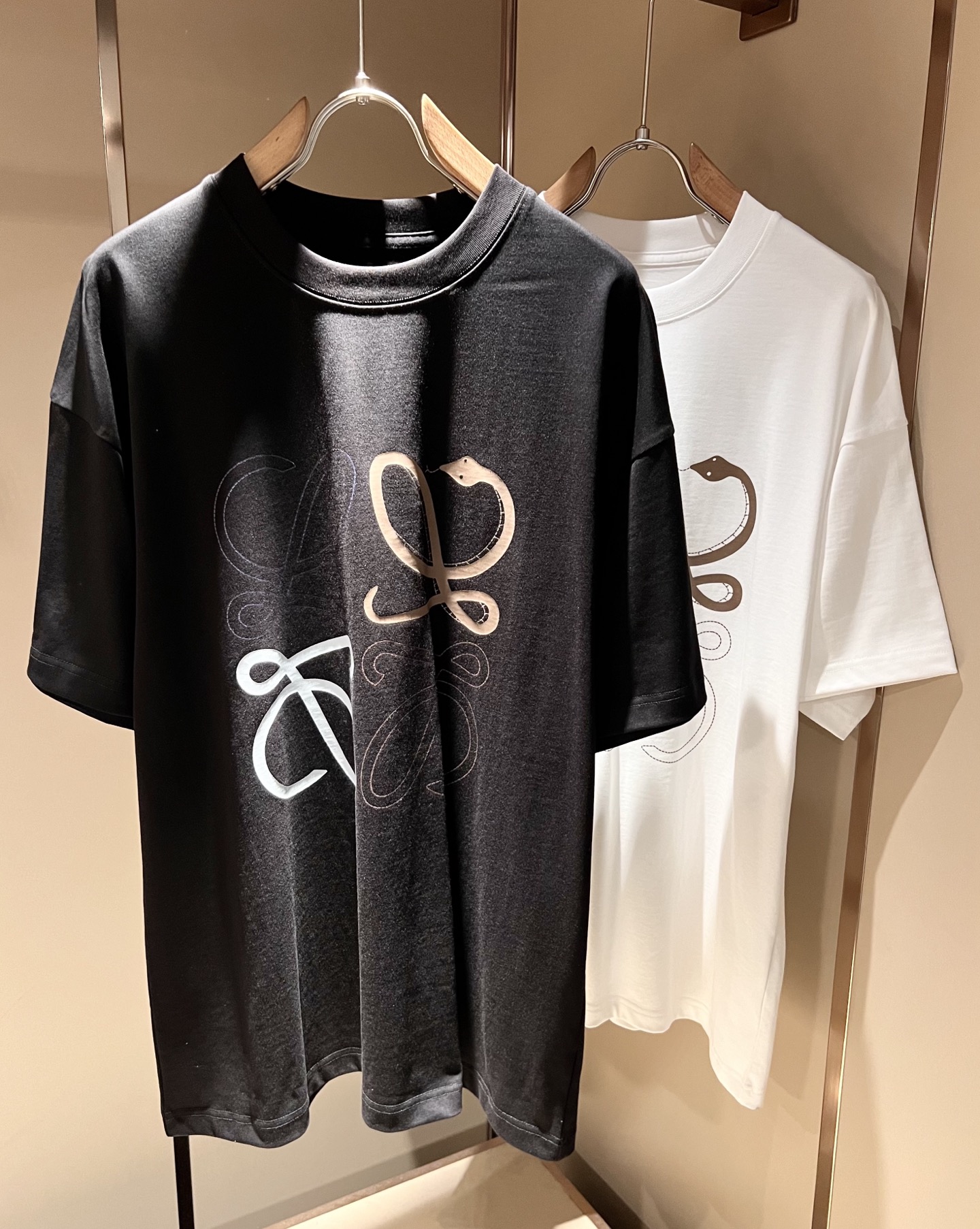 NO:511353,LOE*WE Luo*We 2025 spring and summer new short-sleeved T-shirt for men and women, original Italian order channel, very personalized and high-end style, logo pattern glue pressing technology design!  Couple pure cotton short-sleeved T-shirt!  !  The latest fashion trends and popular products are here, and it is another simple and high-end fashion item. It is a fashion product with very high-end outfit charm. It is a must-have item for fashion trends!  Original Italian manufacturer channels, special-level orders, and released at the same time as Hong Kong, Macao and Taiwan buyers. This model is also the latest popular product of Luo Yiweijia this year and the most classic product. Its specifications and grades are beyond doubt!  !  The choice is very diverse, and it can be said that this model naturally has a fresh and natural feeling, showing the brand charm and high-end feeling. The texture of this model is very good, and the heavy weight and brilliant skin-friendliness that can be seen with hands are even better, and it is a complete enjoyment of wearing!  !  Size: M-3XL, loewe, loewe, T-shirt,tees, t-shirt,alexander wang19860909LOE*WE罗*威 2025春夏新款男女同款短袖T恤,意大利原厂订单渠道,极具个性高级风,标志logo图案压胶工艺设计！情侣款纯棉短袖T恤！！最新时尚潮流人气产物驾到,又是一款简约高级的时尚单品,穿搭魅力十分高级不俗的时尚产物 ,时尚潮流必备单品！意大利原厂渠道,特供级别订单,同步港澳台买手店发布,此款也是罗意威家今年的最新人气产物,也是最经典的产物,其规格跟档次更是毋庸置疑！！ 选择极具多样化,言而喻此款自然具备那种清新自然的感觉,彰显品牌魅力与高级感,此款的质感十分的到位,用手可以感知的重磅跟出彩亲肤程度更是上佳,十足的穿着享受！！尺码: M-3XL,,loewe,loewe,T-shirt,tees，t-shirt,alexander wang,Men's clothing