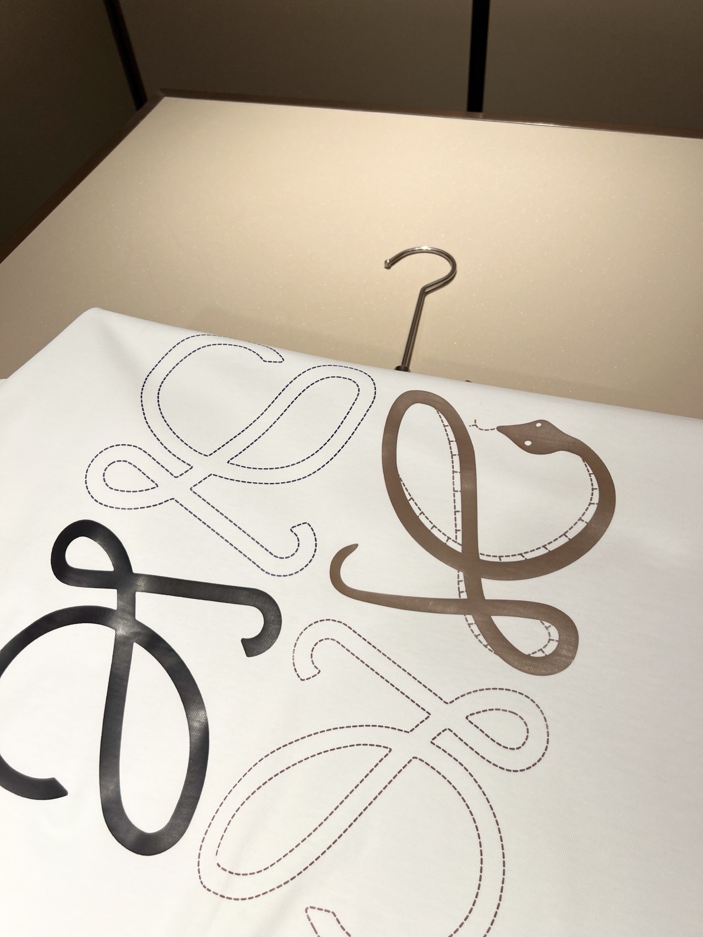  LOE*WE罗*威 2025春夏新款男女同款👫短袖T恤，意大利原厂订单渠道，极具个性高级风，标志log