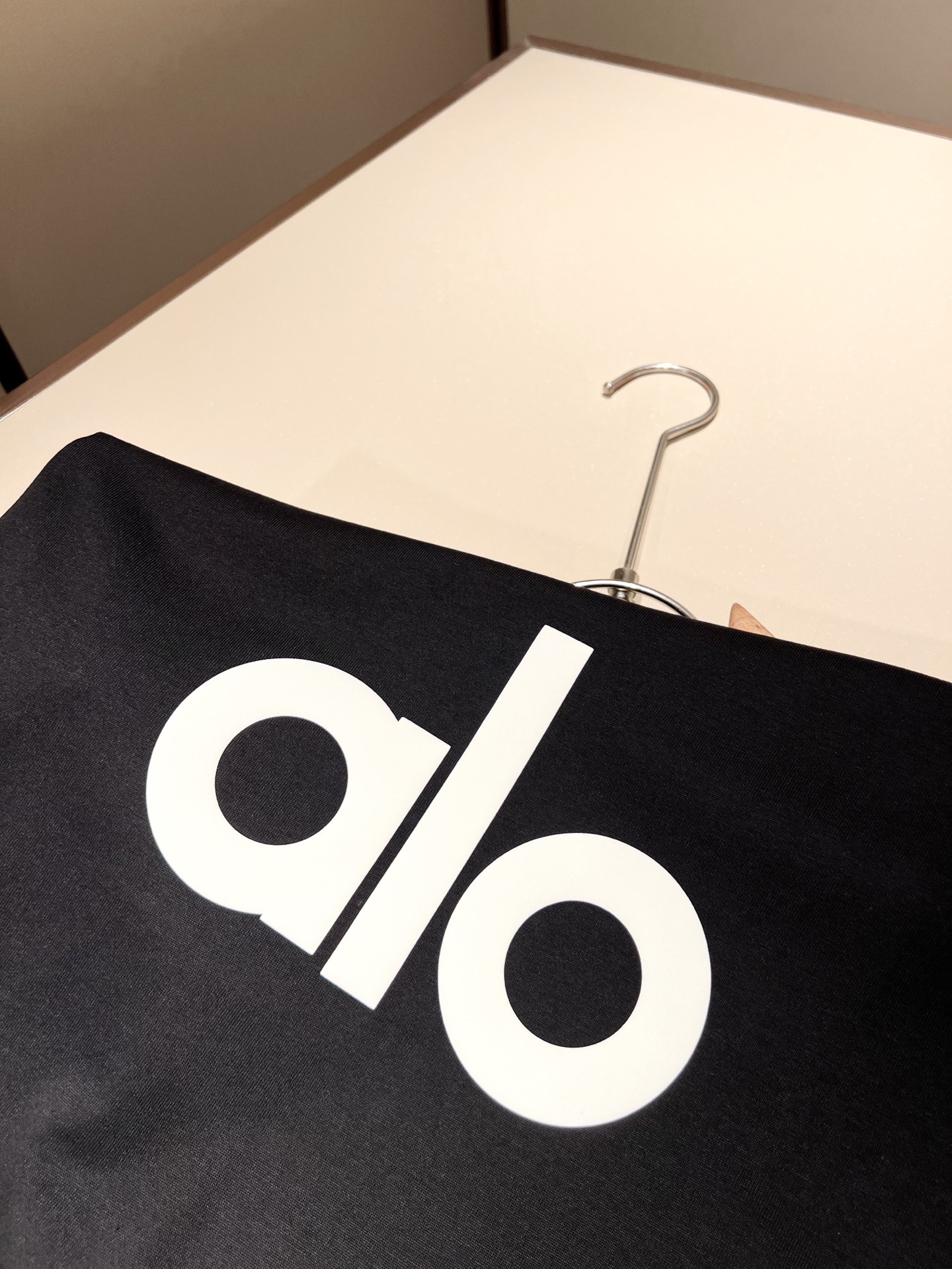  Alo2025春夏全新系列单品上线，非常时髦前卫的一款男女同款短袖T恤，标识logo图案压胶修饰！区别