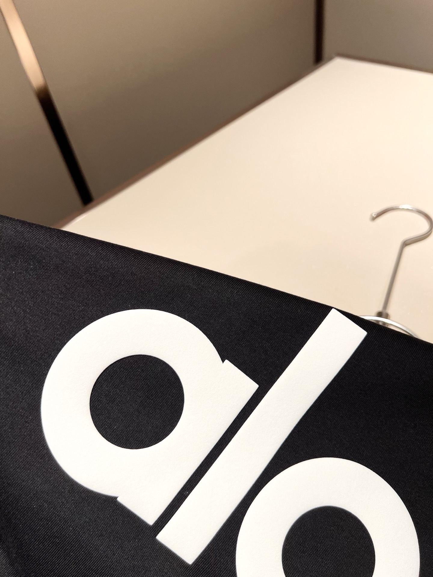  Alo2025春夏全新系列单品上线，非常时髦前卫的一款男女同款短袖T恤，标识logo图案压胶修饰！区别