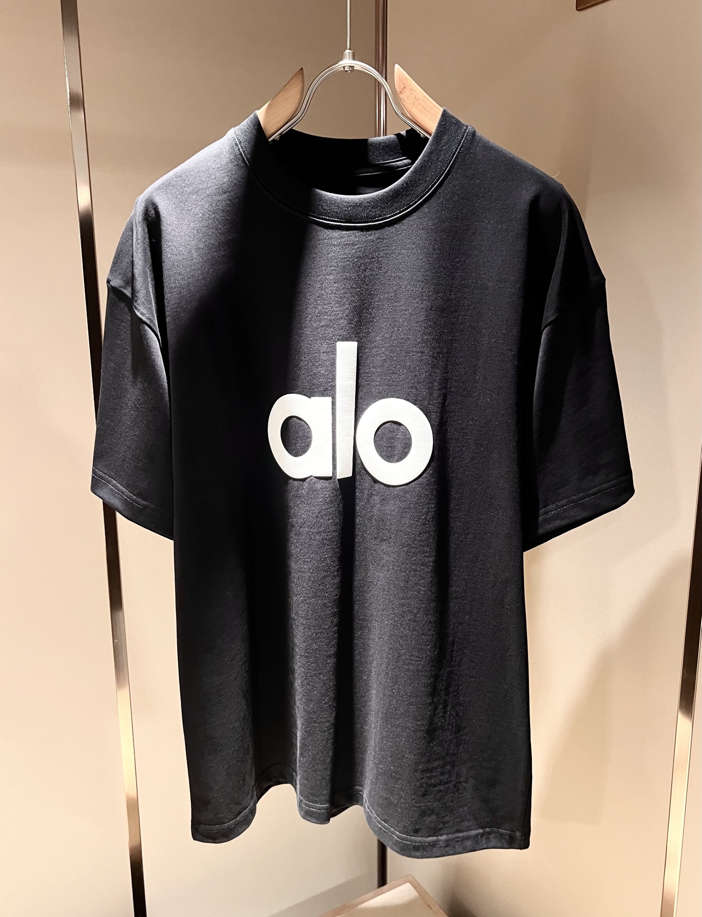  Alo2025春夏全新系列单品上线，非常时髦前卫的一款男女同款短袖T恤，标识logo图案压胶修饰！区别