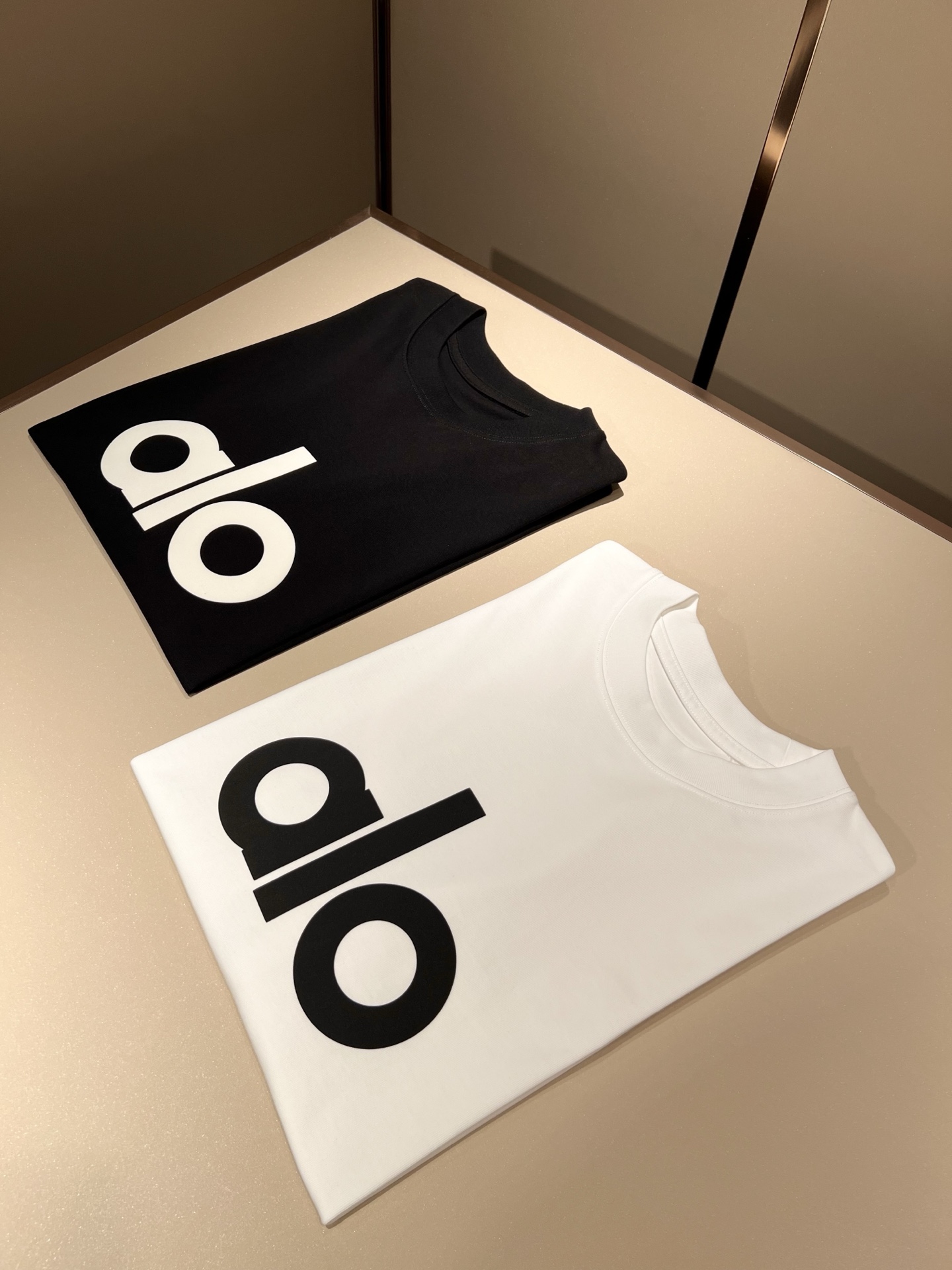  Alo2025春夏全新系列单品上线，非常时髦前卫的一款男女同款短袖T恤，标识logo图案压胶修饰！区别