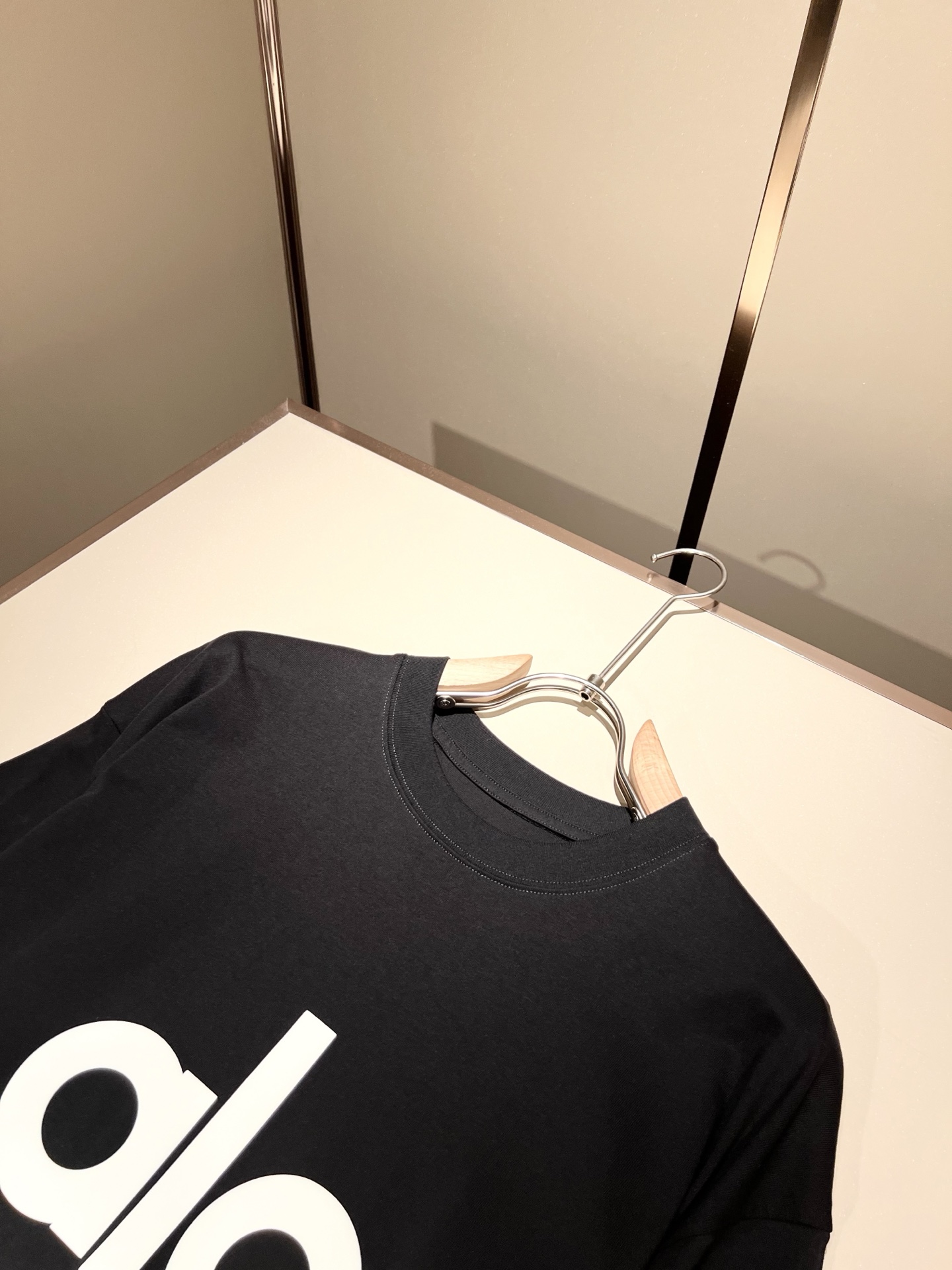  Alo2025春夏全新系列单品上线，非常时髦前卫的一款男女同款短袖T恤，标识logo图案压胶修饰！区别