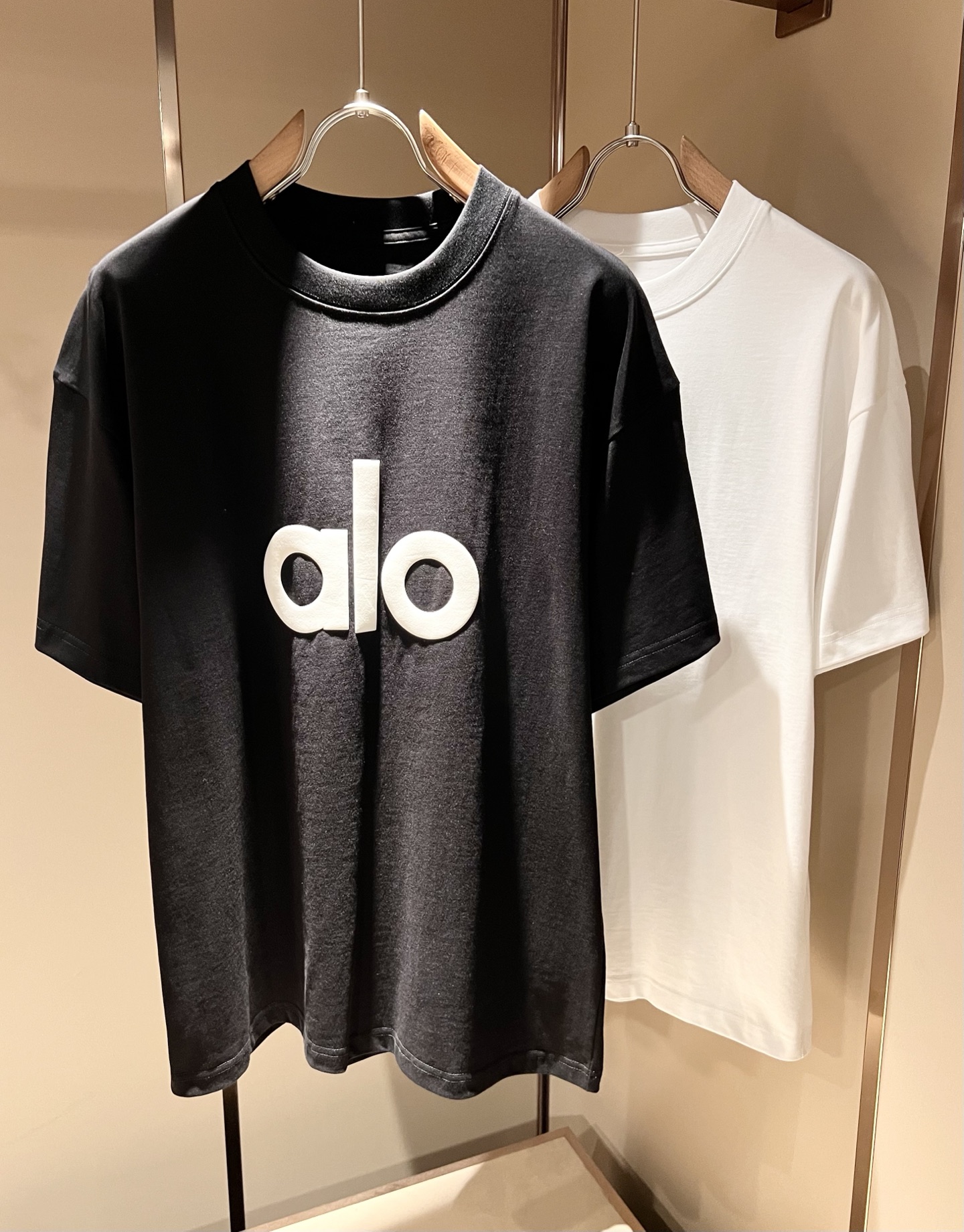 NO:511350,Alo2025 spring and summer new series of products are launched, a very fashionable and avant-garde short-sleeved T-shirt for men and women, with logo pattern glue-touching decoration!  Different from the past, it declares the design concept that has been passed down for many years in the brand!  Its eye-catchingness is no less than any classic style, perfectly presenting the fashionable, high-end and luxurious feeling in front of the world!  Made of imported 260 grams of cotton, selected high-quality pure cotton fabrics, soft and soft to the touch, the real thing is definitely beyond your imagination, close to the body and breathable, even if you sweat profusely, you will not feel greasy or stuffy, and will bring sweating and moisture absorption to the extreme!  Size M-3XL, T-shirt,tees,t-shirt,alexander wang19860909Alo2025春夏全新系列单品上线,非常时髦前卫的一款男女同款短袖T恤,标识logo图案压胶修饰！区别于以往的不同,宣示品牌传承多年的设计理念！其吸睛度完全不亚于任何经典款式,将时髦高级感与奢华感完美呈现在世人眼前！客供进口260克全棉材质制成,精选优质纯棉面料,触感软糯亲肤细腻,实物到手绝对超乎你的想象,贴身无比舒适透气,即便是汗流浃背也不会有腻身及闷热感可言,将排汗吸湿性发挥到了极致！尺码M-3XL,,T-shirt,tees，t-shirt,alexander wang,Men's clothing