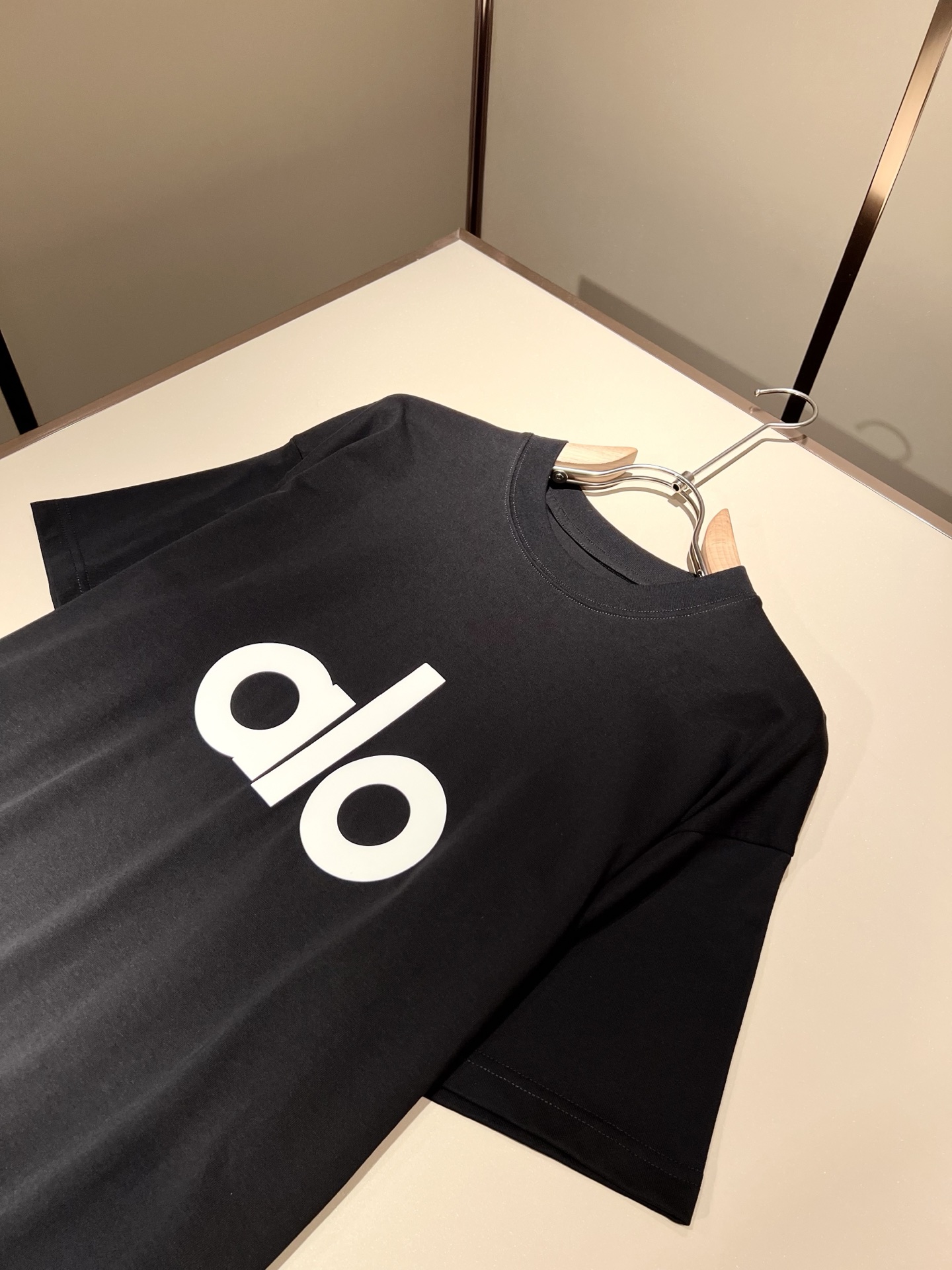  Alo2025春夏全新系列单品上线，非常时髦前卫的一款男女同款短袖T恤，标识logo图案压胶修饰！区别