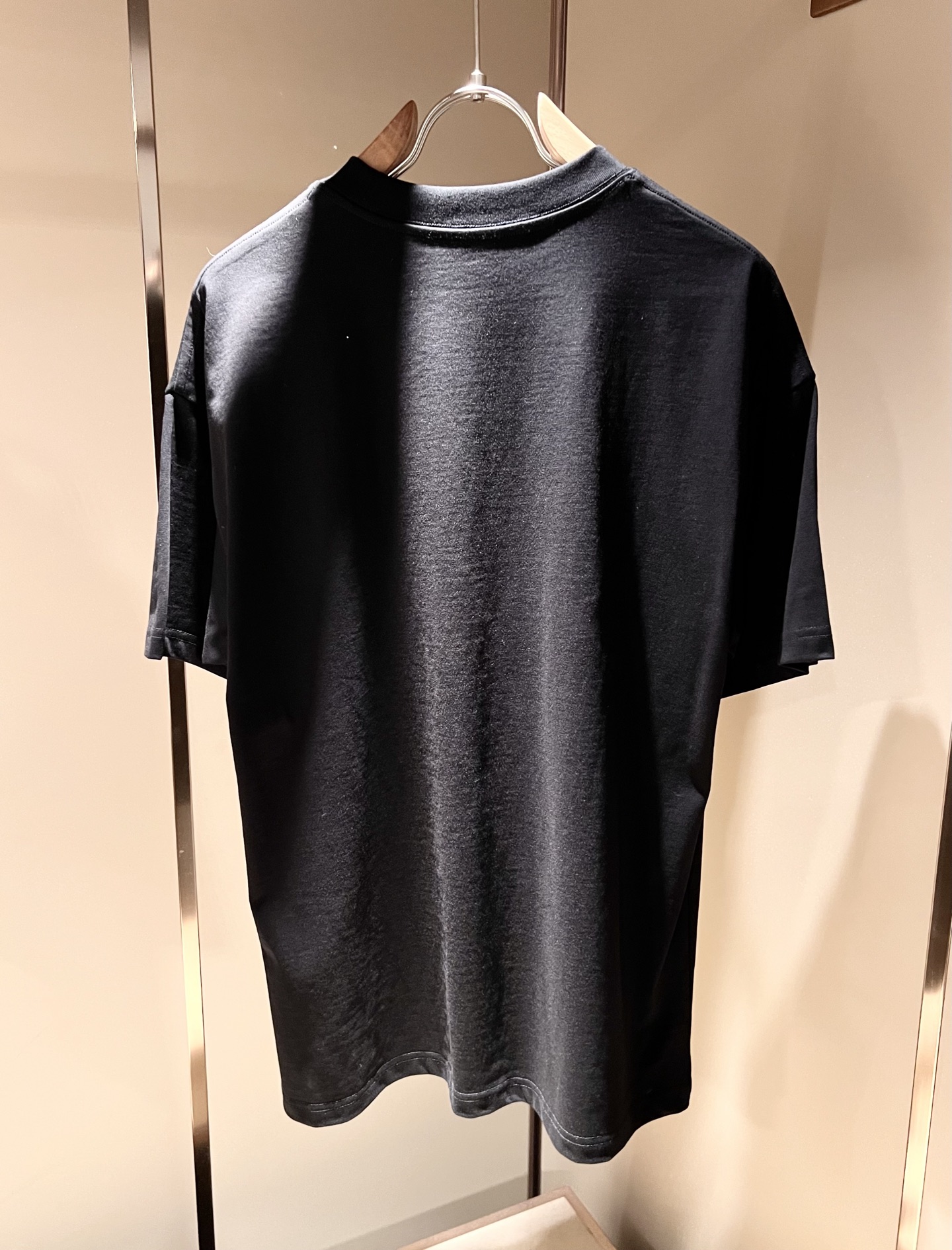  Alo2025春夏全新系列单品上线，非常时髦前卫的一款男女同款短袖T恤，标识logo图案压胶修饰！区别