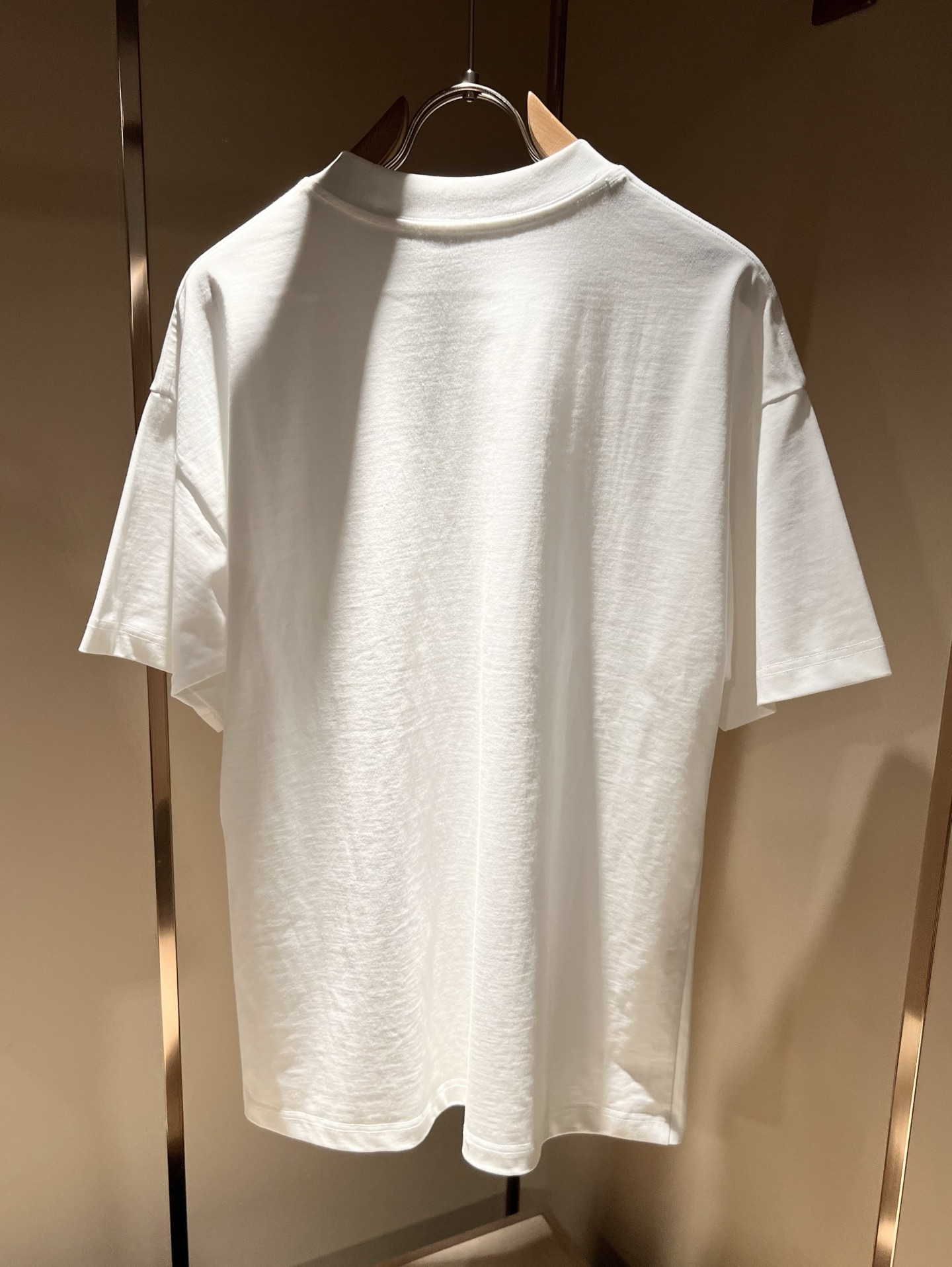  Alo2025春夏全新系列单品上线，非常时髦前卫的一款男女同款短袖T恤，标识logo图案压胶修饰！区别