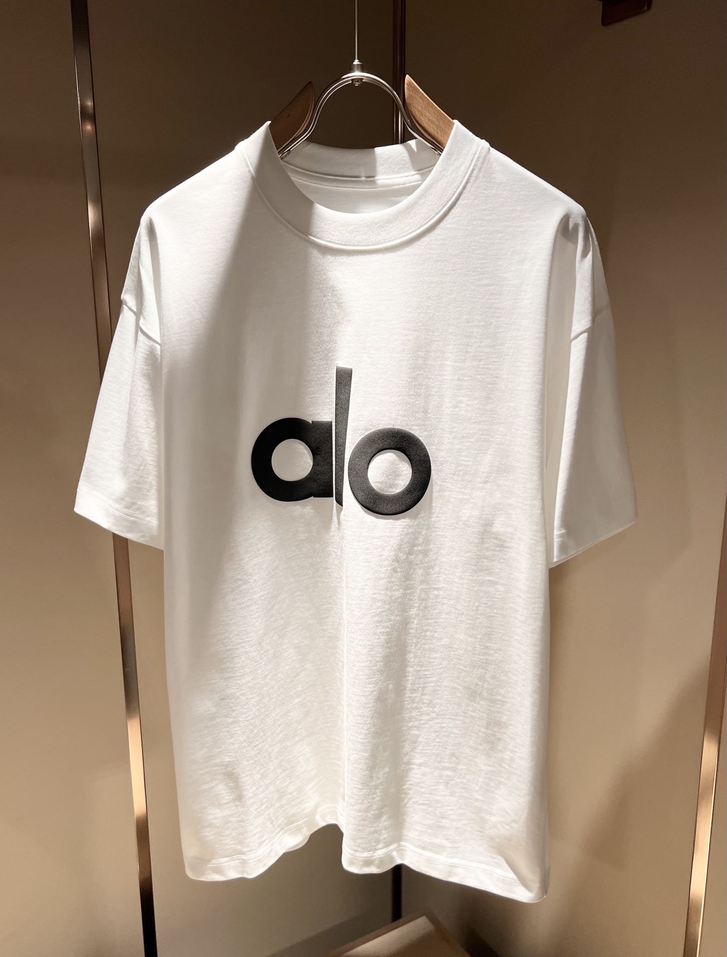  Alo2025春夏全新系列单品上线，非常时髦前卫的一款男女同款短袖T恤，标识logo图案压胶修饰！区别