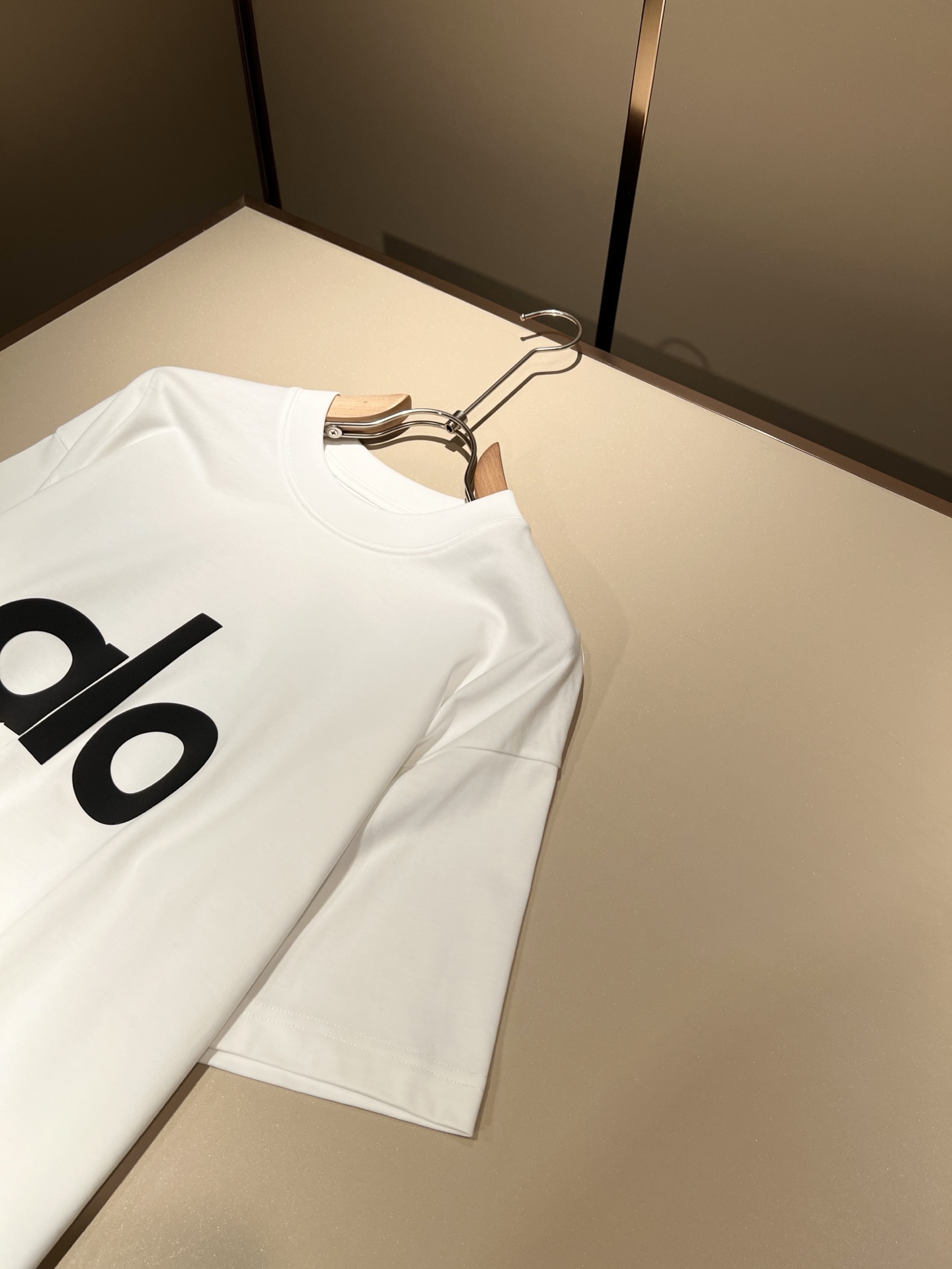  Alo2025春夏全新系列单品上线，非常时髦前卫的一款男女同款短袖T恤，标识logo图案压胶修饰！区别