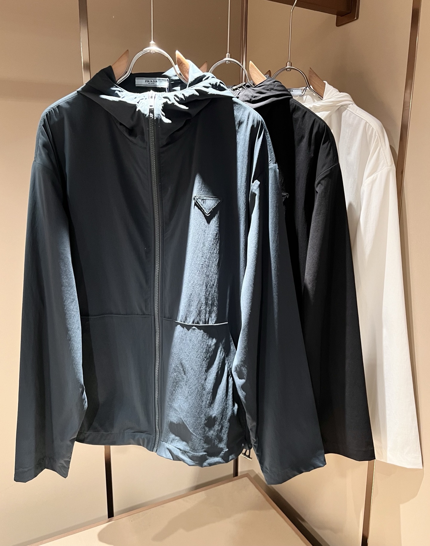 NO:511368,PRAD*A 2025 autumn and winter casual jacket, the latest fashionable casual zipper jacket, fashionable jacket! Trading company channels are rare and it is released on the official website. The most anticipated high-quality products of the male god are coming, making you feel what it means to be truly high and luxurious! This jacket is made of thin and technical fabrics specially customized by P home. The surface is neat and smooth and shiny, and the texture is obvious through the screen. The upper body is comfortable, light and not stuffy, giving you the most enjoyable wearing experience!  Exquisite logo pattern glue pressing design!  Perfectly enhance the overall sense of luxury and class, and you can get a high-end luxury atmosphere at a glance! Basic regular jacket style cut, versatile and simple upper body, not picky, easy to deal with various occasions and environments, is undoubtedly a must-have item for daily commuting! Size M~4XL, prada, jackets & coats, jackets & coats, alexander wang19860909PRAD*A普*达2025秋冬休闲夹克外套,最新时尚休闲拉链夹克,时尚夹克外套!贸易公司渠道稀出,同步官网发售,男神最为期待的精品狠货重磅来袭,让你感受到什么叫真正的高奢有内涵!此款夹克外套选用了P家专业定制的轻薄科技面料制成,表面整洁光滑且富有光泽,质感透过屏幕都显而易 见,上身舒适轻盈不闷热, 给你最为享受的穿着体验！精致logo图案压胶设计！完美提升了整体的奢华档次感,一眼就能Get到的高端奢华气息!基础常规的夹克版型裁剪,上身百搭简约不挑人,轻松应对各种场合与环境,属于日常通勤必备的臻品无疑!尺码M～4XL,,prada,jackets & coats,jackets & coats,alexander wang,Men's clothing