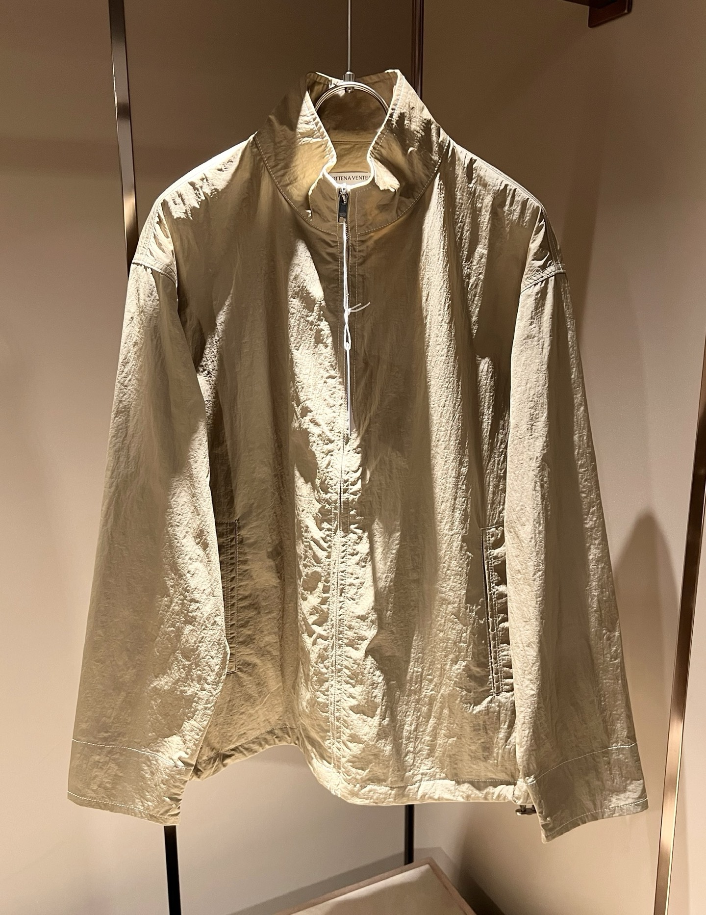 NO:511363,Botte*aVene*te Baodian 2025 autumn and winter men's casual suit, perfect appearance, first glance, this jacket is a versatile and practical style!  The orders, craftsmanship and quality of high-end trading companies are all first-class in three-dimensional tailoring, and the upper body is stylish. Such fashionable items are indispensable in the wardrobe. Simple and atmospheric jackets, not picking up age and figure, can be competent for daily needs. Suitable for the jackets worn in autumn and winter seasons. The comfort is also greatly improved, with a smooth and soft feel, the upper body is light and handsome, and easy to control. A jacket with extremely high street rate is invincible and versatile. Full of fashion sense, must be included. Size M-3XL, bottega veneta, jackets & coats, jackets & coats, alexander wang19860909Botte*aVene*te葆碟家2025秋冬男士休闲套装,完美品相,第一眼看到这款夹克,百搭的实穿款！高端贸易公司订单,工艺和品质,立体剪裁都一流棒,上身有型,这样时尚的单品属于衣橱不可或缺的.简洁大气颜值高的外套,不挑年龄身材,可以胜任日常所需,适合吧秋冬应季穿着的外套 舒适度也提升很多,光滑软软的手感,上身轻盈又帅气十足,轻松驾驭.出街率极高一款外套 无敌百搭.时尚感满满,必入.尺码M-3XL,,bottega veneta,jackets & coats,jackets & coats,alexander wang,Men's clothing