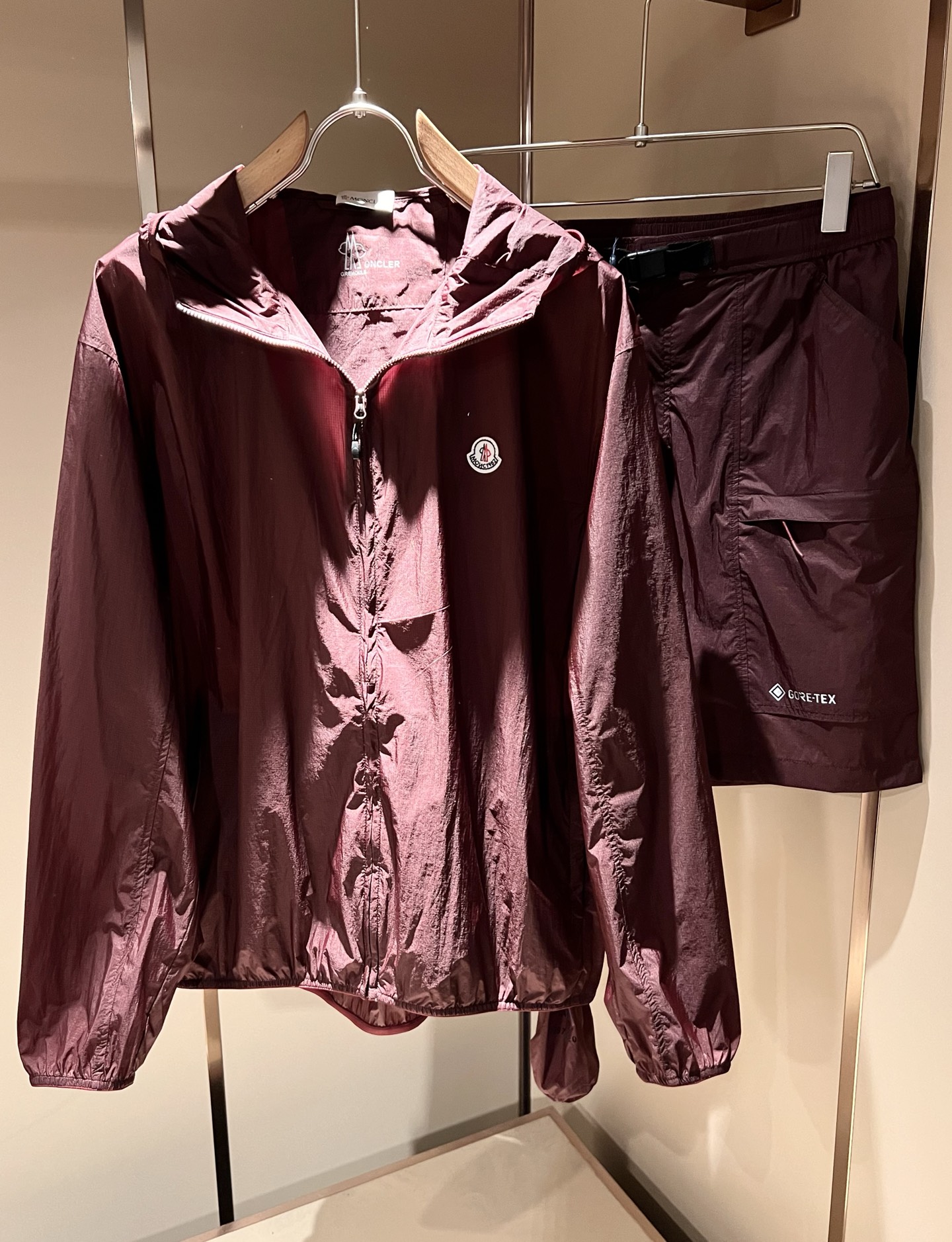  Monc*ler蒙*口2025春夏经典新款休闲套装！都市时尚休闲连帽款 超薄面料超软面料帅酷爆外套。时