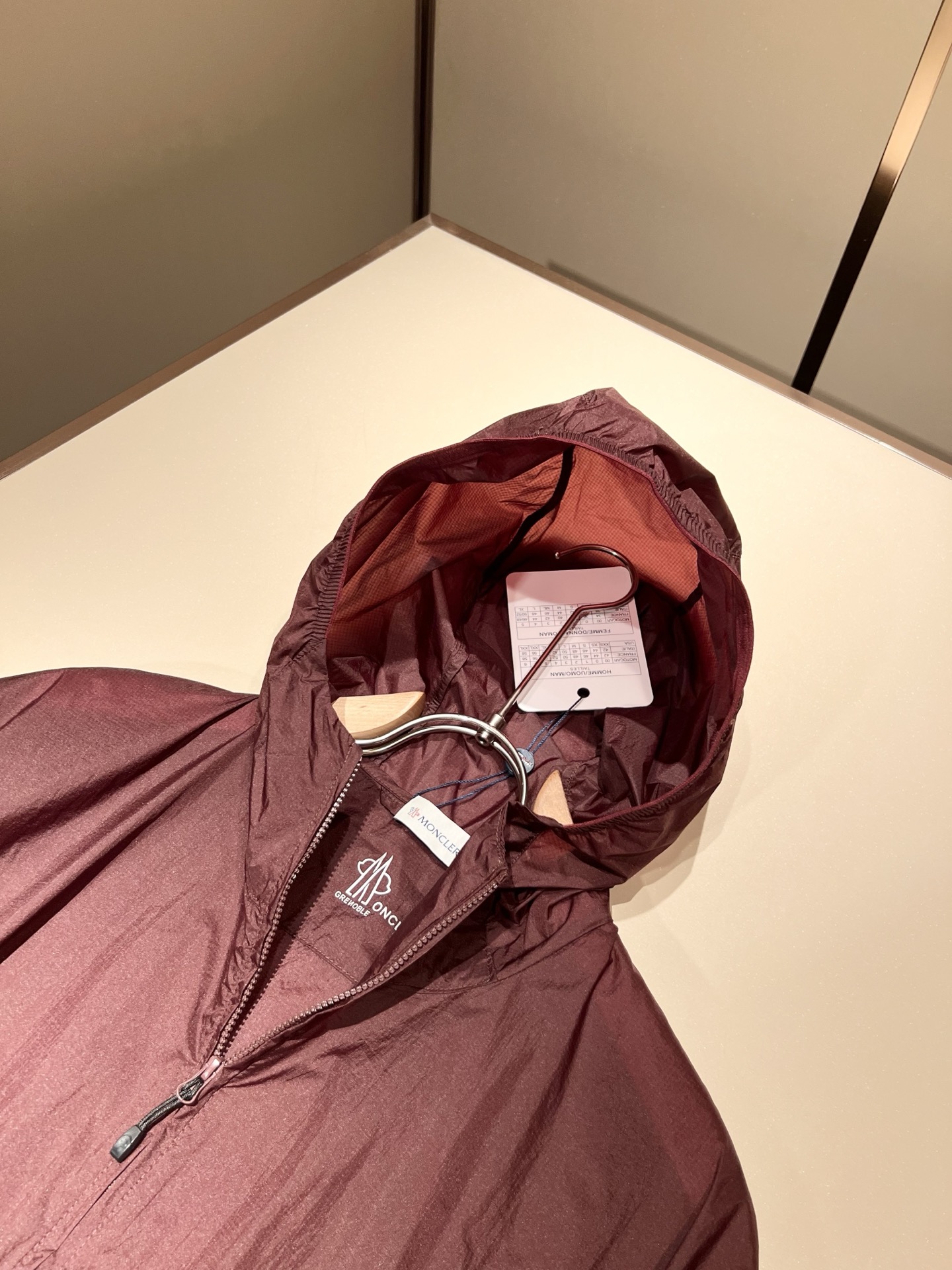  Monc*ler蒙*口2025春夏经典新款休闲套装！都市时尚休闲连帽款 超薄面料超软面料帅酷爆外套。时