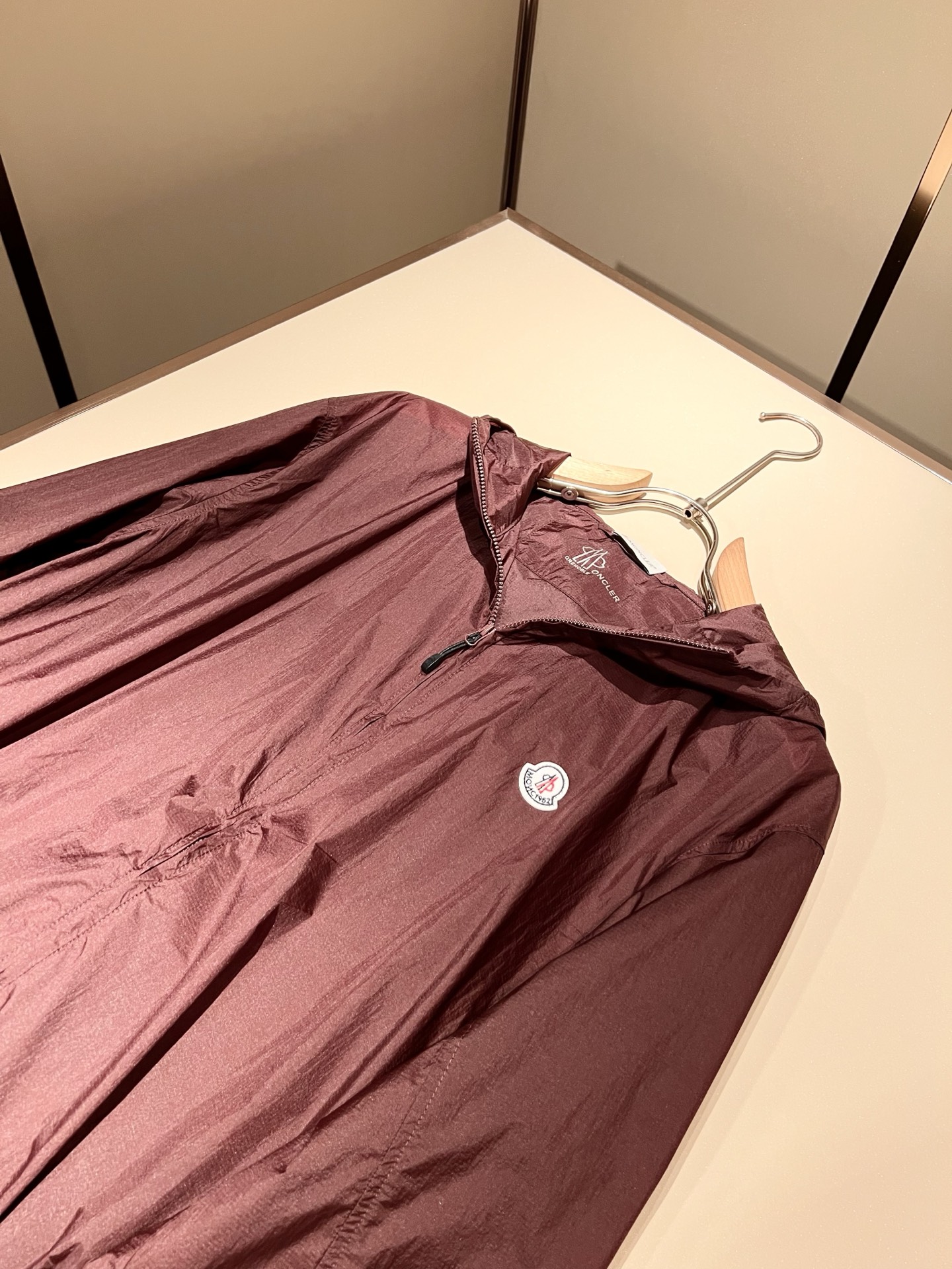  Monc*ler蒙*口2025春夏经典新款休闲套装！都市时尚休闲连帽款 超薄面料超软面料帅酷爆外套。时