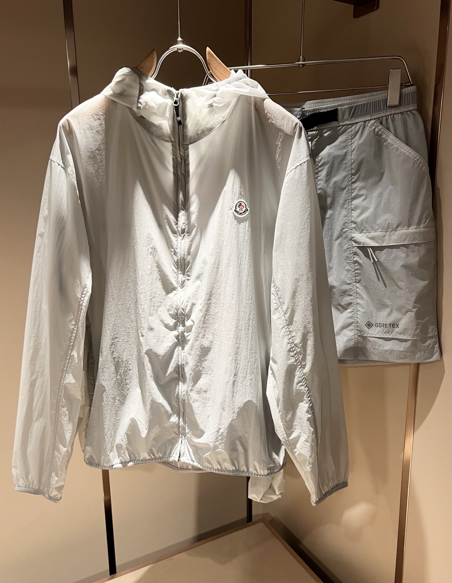  Monc*ler蒙*口2025春夏经典新款休闲套装！都市时尚休闲连帽款 超薄面料超软面料帅酷爆外套。时