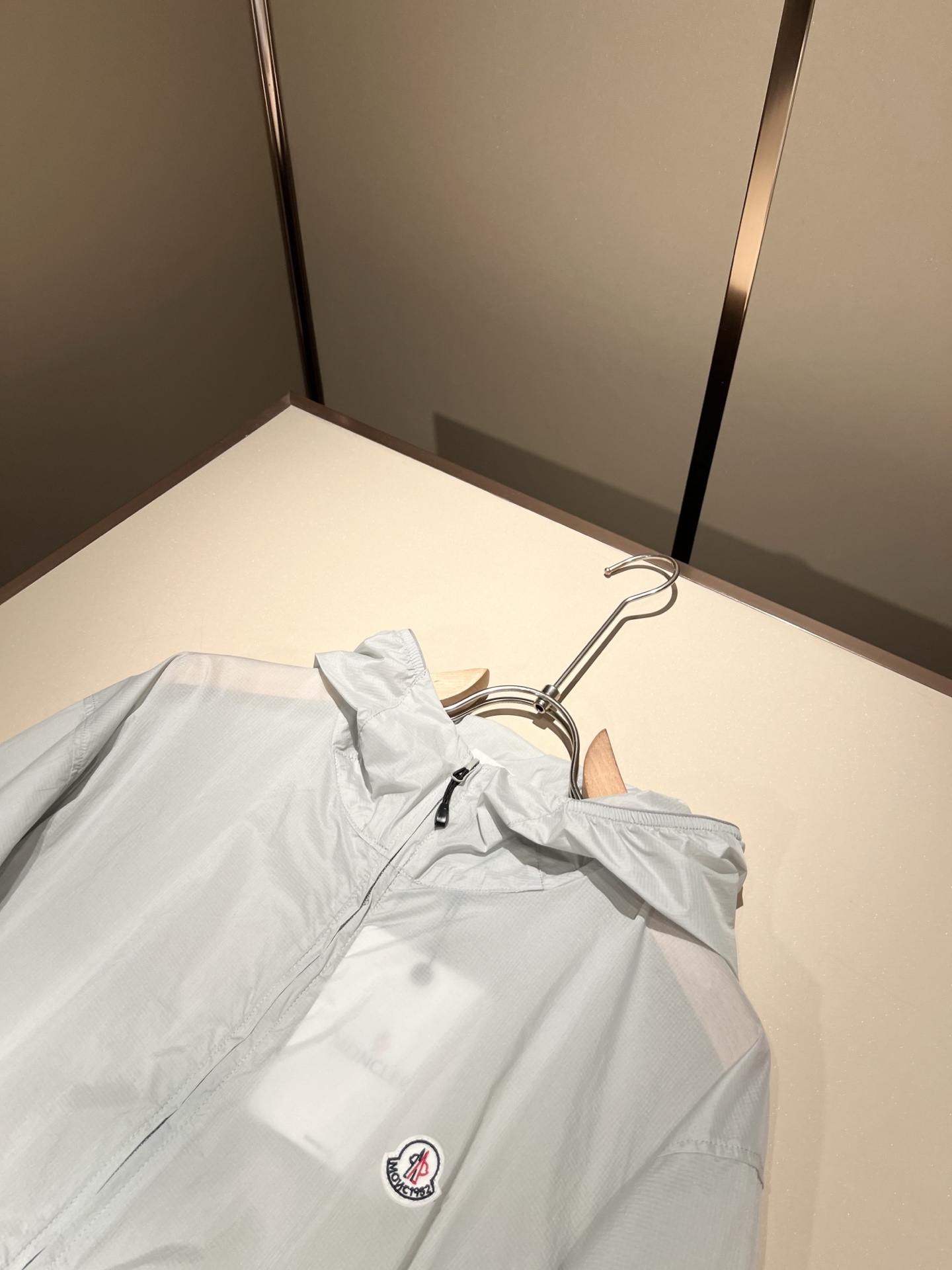  Monc*ler蒙*口2025春夏经典新款休闲套装！都市时尚休闲连帽款 超薄面料超软面料帅酷爆外套。时