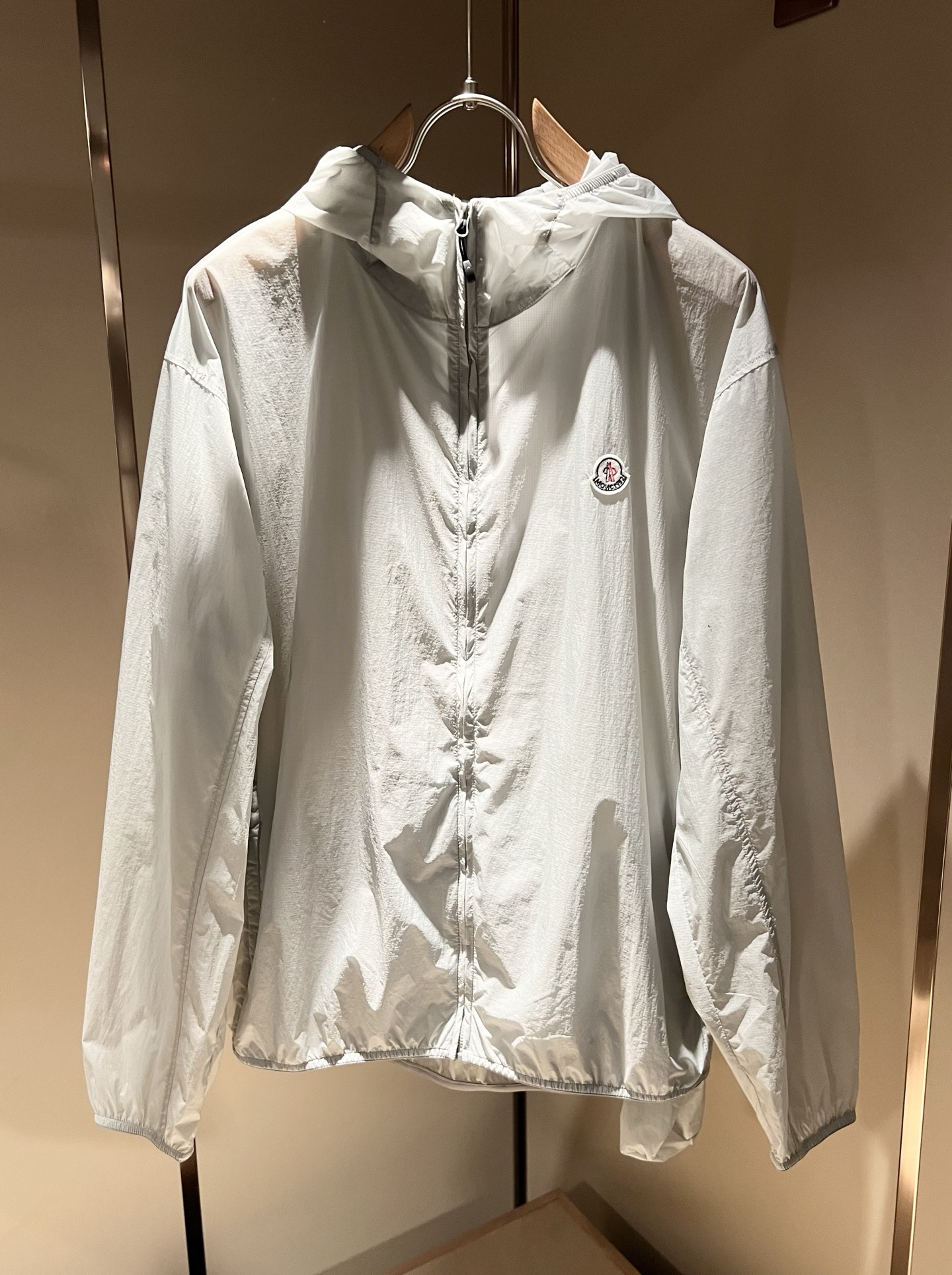 NO:511366,Monc*ler Mengkou 2025 spring and summer classic new casual set!  Urban fashion and casual hooded style, ultra-thin fabric, super soft fabric, cool jacket. Fashionable and urban versatile style, a must-have artifact in summer, quick drying, quickly dehydrating and drying after washing, the upper body is breathable and fashionable and beautiful. The special fabrics are all ultra-thin polyester fiber fabrics imported from the UK, with a light luster, unique texture, soft and smooth feel, and excellent details. They are not a product that ordinary fabrics can compare with. Conventional hooded design, classic embroidery labeling, very charming design, the hem and cuffs are elastic and tight ties, and the inner seam edging process is very in place. It gives outdoor users full experience and perfect protection, allowing us to get closer to the challenges of nature. The minimalist seasonal design elements, a must-have item for trendy men and women, a perfect slim fit style, highly recommended!  Size M-4XL, Moncler, jackets & coats,hats,alexander wang19860909Monc*ler蒙*口2025春夏经典新款休闲套装！都市时尚休闲连帽款 超薄面料超软面料帅酷爆外套.时尚都市百搭款款,夏季必备神器,速干衣,水洗后快速脱水干爽,上身透气而且时尚靓丽,特供面料都是英国进口的超薄聚酯纤维纤维面料,淡淡光泽,质感独特,手感柔嫩顺滑,细节出色 不是一般面料所能对比的产品.常规的连帽设计,饰经典蒙口刺绣贴标,非常极具魅力的设计,下摆及袖口钧为松紧束口 内缝包边工艺,细节非常到位.给户外使用者充分的体验和完善的保护,让我们更接近大自然的挑战,.极简当季的设计元素,潮男潮女必备单品,完美修身版型,强烈推荐！尺码M-4XL,,Moncler,jackets & coats,hats,alexander wang,Men's clothing