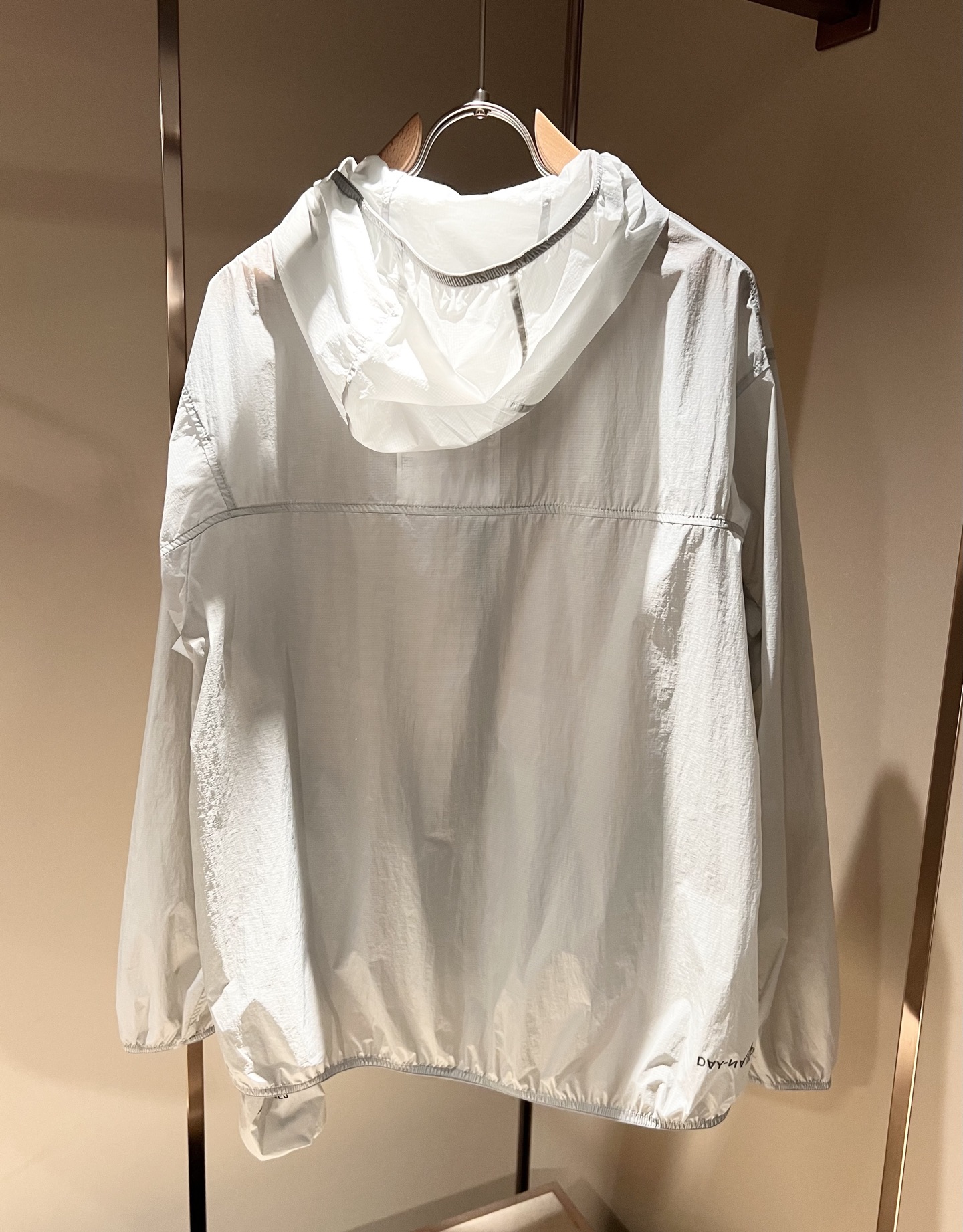  Monc*ler蒙*口2025春夏经典新款休闲套装！都市时尚休闲连帽款 超薄面料超软面料帅酷爆外套。时