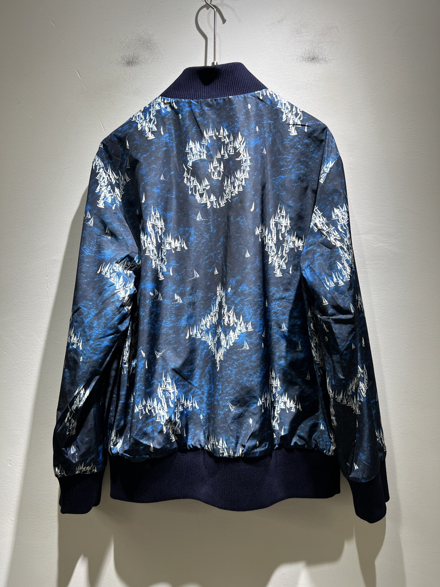  LouisVuitt*路易*登  ⚠️双面夹克！2025秋冬新品最新款夹克外套，立体老花图案装夹克外套