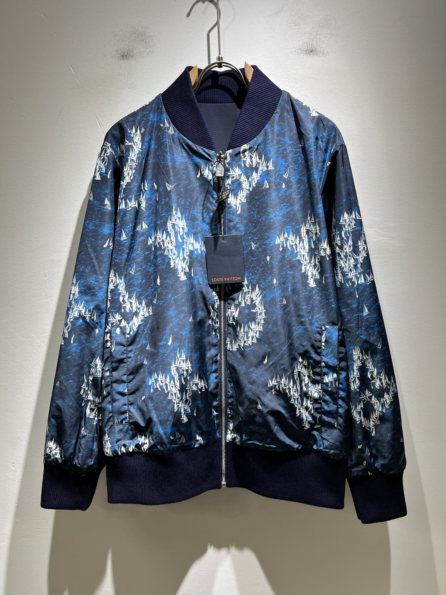 NO:523274,Louis Vuitt*LouisDen Double-sided Jacket!  The latest new jacket jacket for 2025 autumn and winter products, three-dimensional presbyterian pattern jacket!  Trading company channels are even very scarce and difficult to encounter, a high-end luxury product that is hard to find!  This jacket is made of customized high-density nylon material, and the fabric is excellent in color and performance!  While modifying the neck lines, it brings a sense of ability and simplicity!  The loose style covers the flesh and makes you look slim, and it changes the brand's traditional business sense and adds a trendy atmosphere. V's masterpieces in autumn and winter, hurry up and buy them!  Size M-3XL, louis vuitton,louis vuitton,jackets & coats,jackets & coats,alexander wang19860909LouisVuitt*路易*登 双面夹克！2025秋冬新品最新款夹克外套,立体老花图案装夹克外套！贸易公司渠道,甚至到非常稀缺很难遇到,一件难求的高奢臻品！本款夹克选用客供定制高密度尼龙材质打造,面料无论是配色或是性能都相当出色！修饰颈部线条的同时有带来了一件干练和率性感！宽松的版型,上身遮肉显瘦,且一改品牌传统的商务感,增添了一份潮流气息,V家秋冬季的杰作,抓紧抢购哦！尺码M-3XL,,louis vuitton,louis vuitton,jackets & coats,jackets & coats,alexander wang,Men's clothing