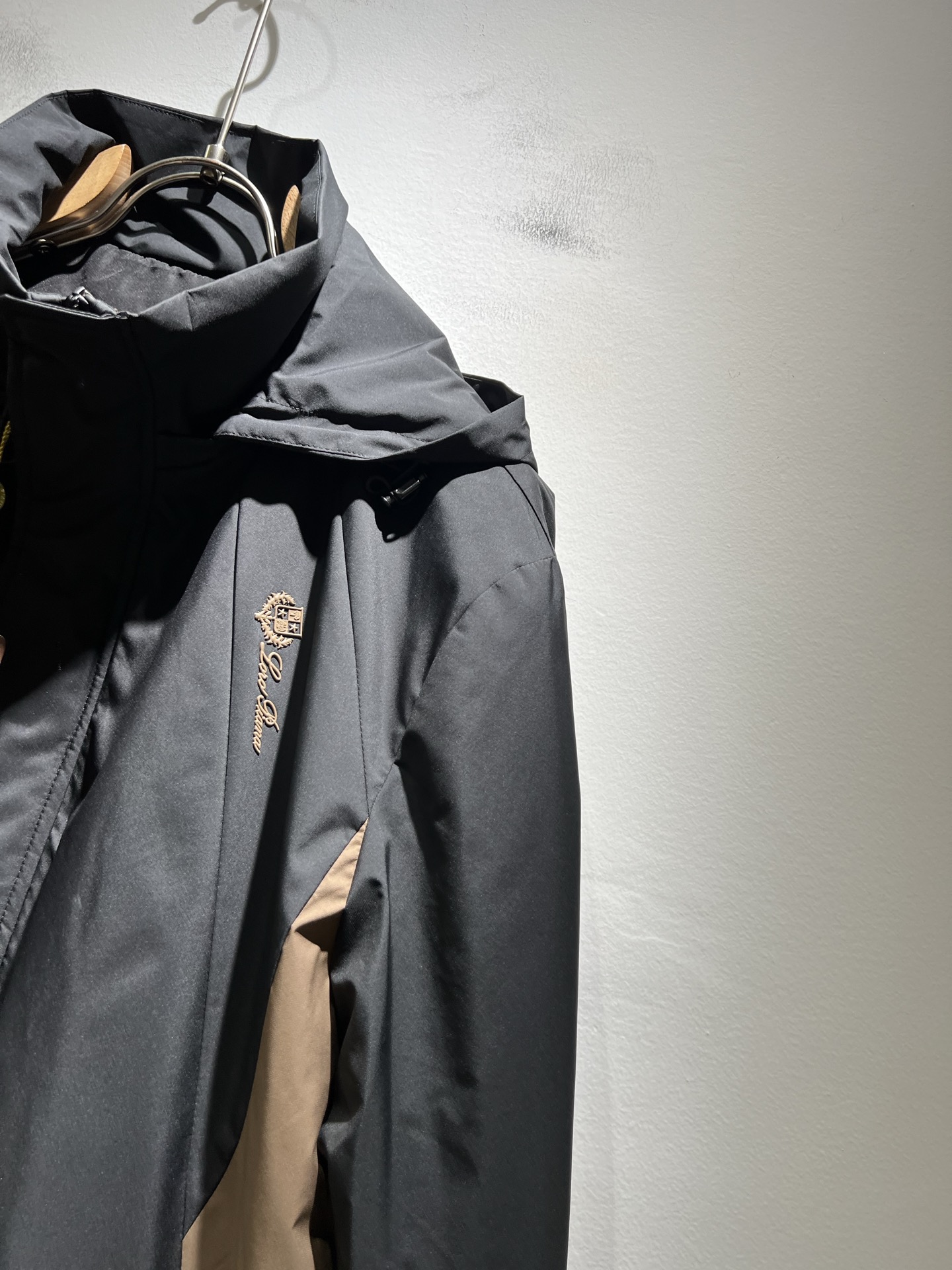  Loro Piana诺悠翩雅 2025秋冬新品男士休闲夹克外套，外贸公司订单！客供聚酯纤维材质，胸前l