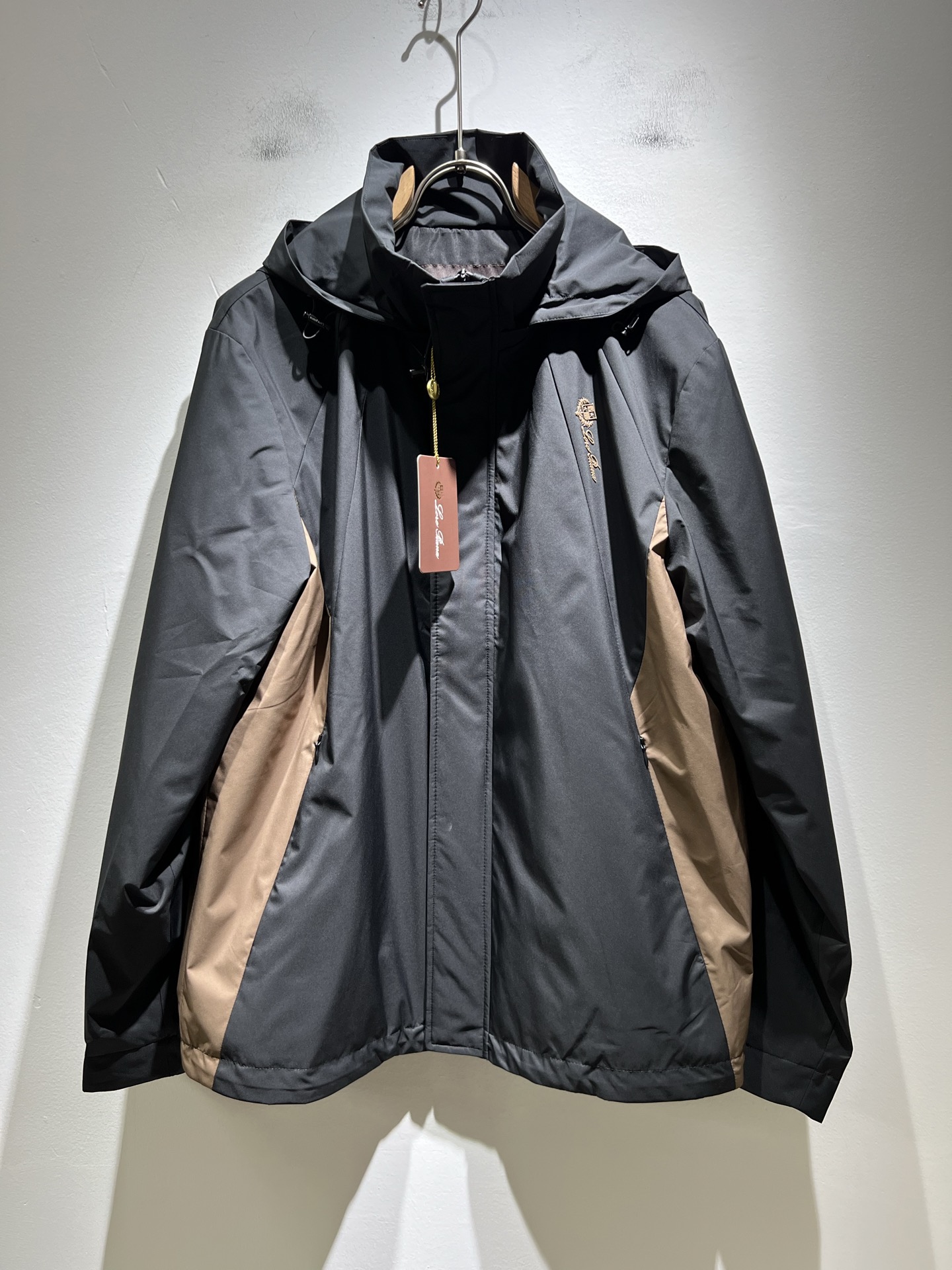 NO:523280,Loro Piana Nuoyou Pianya 2025 autumn and winter new men's casual jacket, foreign trade company order!  Customer-supplied polyester fiber material, chest logo pattern glue-pressing design!  One of the classic proprietary fabrics!  The texture is light, soft and delicate, but the shape is straight and stylish!  It adopts a multi-layer structure and has windproof performance. The pockets are decorated with details and are extremely luxurious... Perfectly interpreting high-quality quality. Customized original hardware is available for customers!  Size M-3XL, loro piana, jackets & coats, jackets & coats, alexander wang19860909Loro Piana诺悠翩雅 2025秋冬新品男士休闲夹克外套,外贸公司订单！客供聚酯纤维材质,胸前logo图案压胶设计！经典的专有织物之一！ 质地轻盈、触感又柔软细腻、但型态又笔挺有型！ 采用多层结构、具备防风性能. 口袋饰有细节、奢华极致… 完美演绎高品质品相.客供定制原版五金！尺码M-3XL,,loro piana,jackets & coats,jackets & coats,alexander wang,Men's clothing