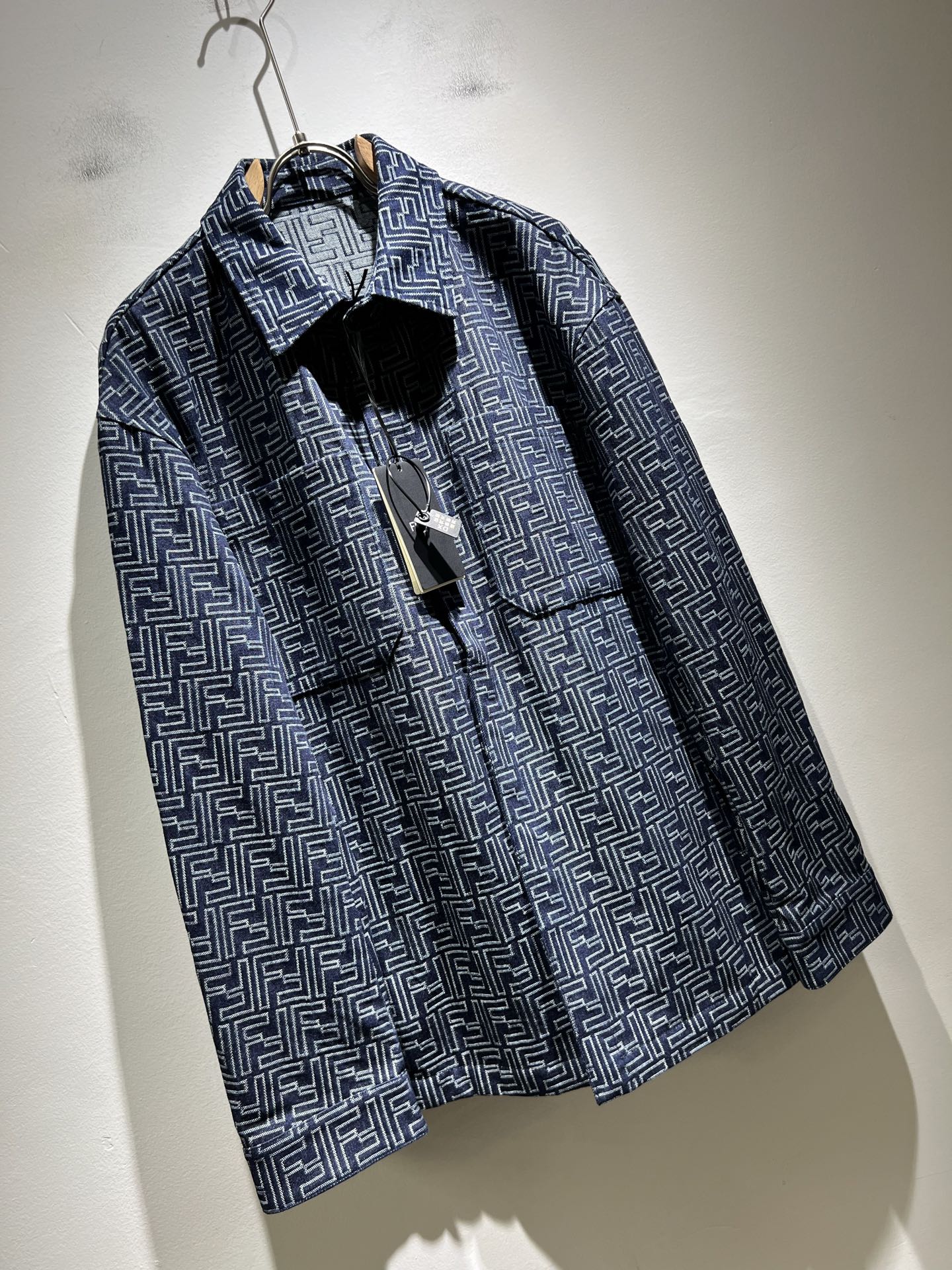  FEN*I 芬*迪 2025秋冬新款夹克外套，意大利原厂订单，FD家族人气单品，代表性十足，规格感十足