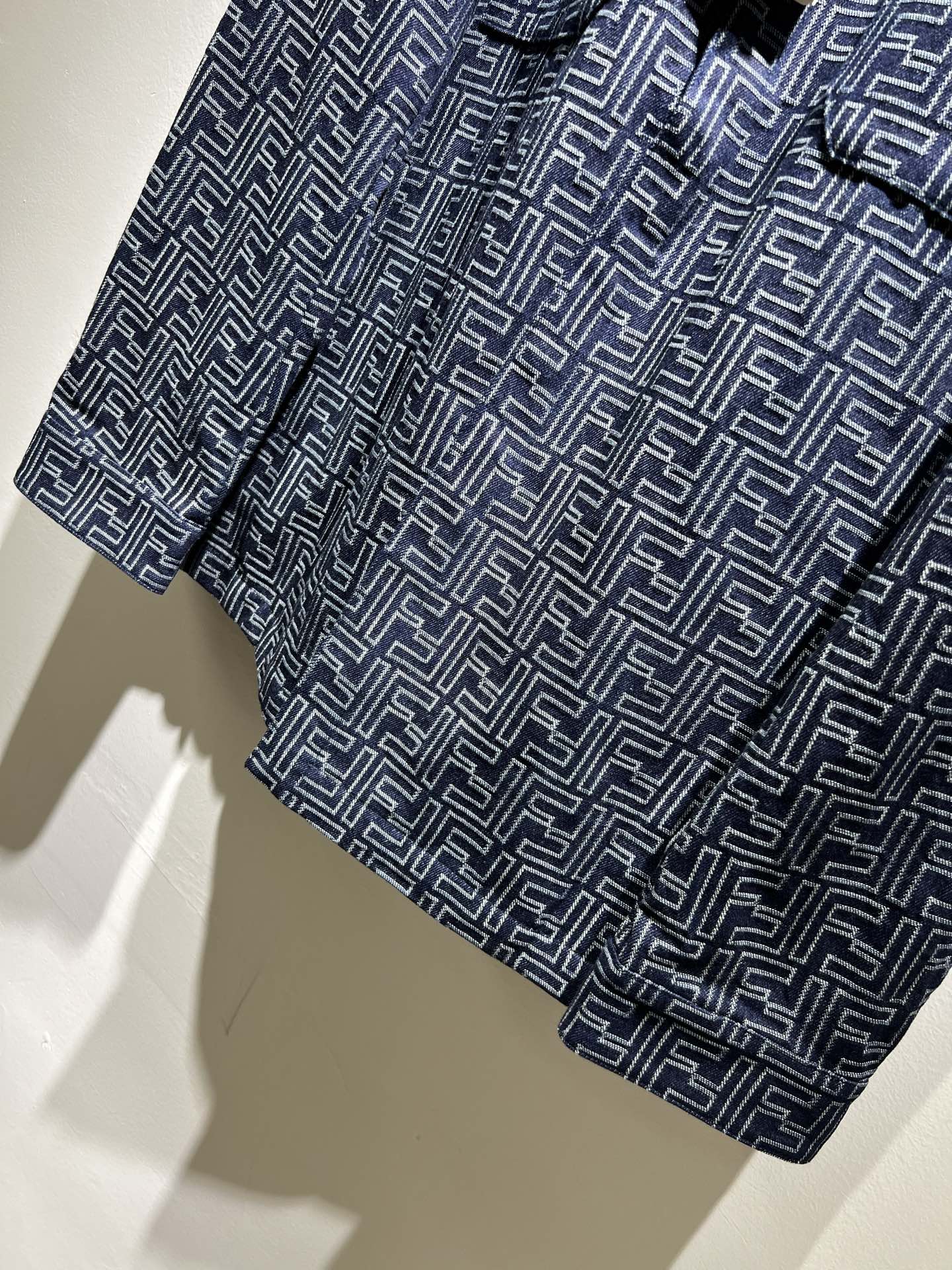  FEN*I 芬*迪 2025秋冬新款夹克外套，意大利原厂订单，FD家族人气单品，代表性十足，规格感十足