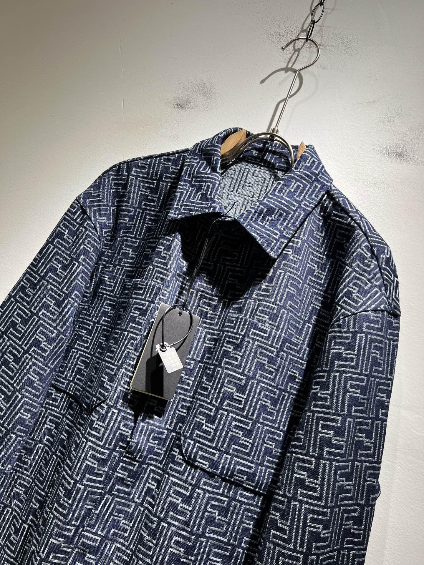  FEN*I 芬*迪 2025秋冬新款夹克外套，意大利原厂订单，FD家族人气单品，代表性十足，规格感十足