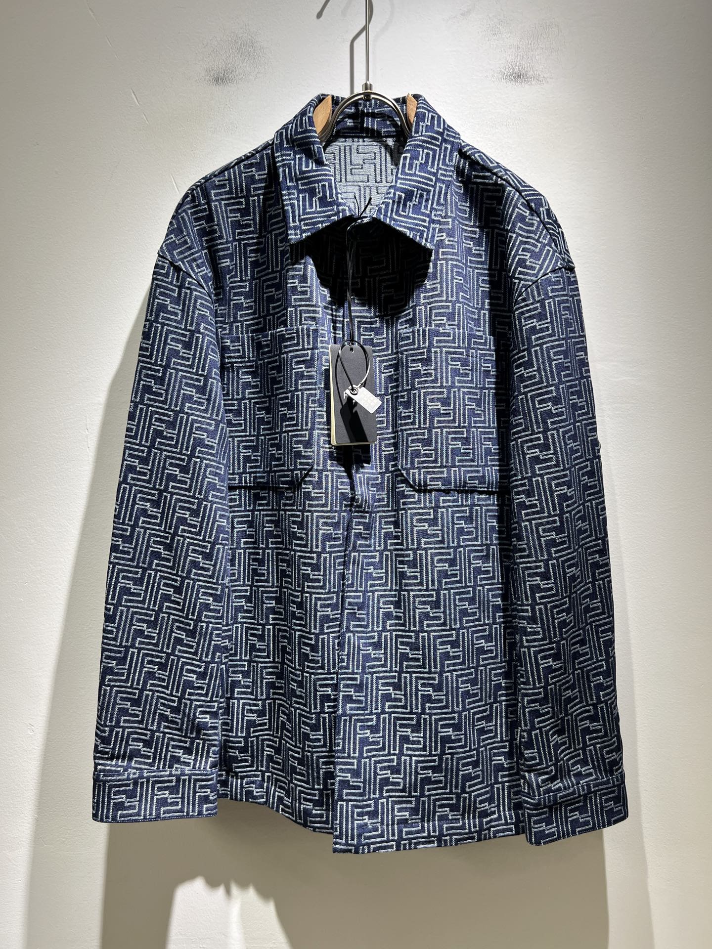 NO:523283,FEN*I 2025 autumn and winter new jacket jacket, original Italian orders, popular FD family items, representative and full of specifications, boutiques that all FD fans are worth buying!  Pure Yidian channel orders, high-end popular products from the FD family, and very popular items at the moment, high-end products worth keeping and giving away to others!  The most classic BUGS series of styles in the FD family are trendy and beautiful, full of trendy atmosphere, extremely high grade and specifications, and use very classic combinations, giving people a strong visual impact and extremely high recognition. Top exclusive denim fabrics, panoramic FF logo logo pattern jacquard design!  The touch is soft, delicate and comfortable, and the quality is quite high-end and classy!  Perfectly interprets the charm of the brand and leaves a deep impression. It is more fashionable and charming. It has simple, elegant and fashionable upper body, and is even more stressful for outfits!  The inner wear alone is very delicious and beautiful scenery that cannot be ignored!  Size M-3 XL, fendi,dior,jackets & coats,jackets & coats,alexander wang19860909FEN*I 芬*迪 2025秋冬新款夹克外套,意大利原厂订单,FD家族人气单品,代表性十足,规格感十足的精品,所有FD粉丝都值得抢购的精品！纯正意代渠道订单,FD家族的高奢人气爆款产物,当下十分火爆的单品,值得自留和送人的高端货！FD家族最为经典的BUGS系列款式单品,新潮又好看,潮流气息感十足,档次规格感极高,并且采用十分经典的搭配,给人的视觉冲击感相当强烈,有着极高的辨识度,顶级专属牛仔面料,全景FF标志logo图案提花设计！触感柔软细腻舒适,品相相当高级有档次！完美诠释品牌魅力,给人留下深刻印象.更具时尚与韵味,上身简约大方时尚,对于穿搭更是毫无压力！单穿内搭都极有味道,不可忽视的靓丽风景线！ 尺码M-3 XL,,fendi,dior,jackets & coats,jackets & coats,alexander wang,Men's clothing