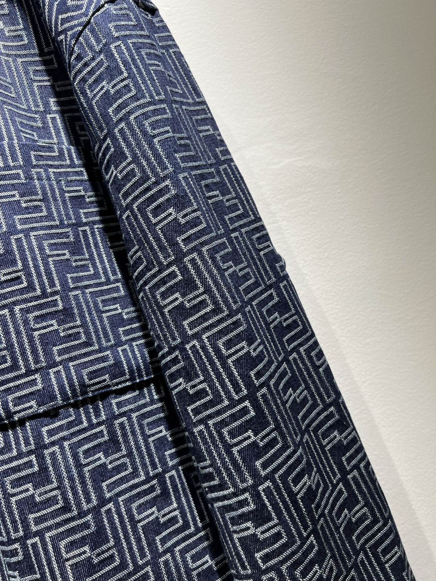  FEN*I 芬*迪 2025秋冬新款夹克外套，意大利原厂订单，FD家族人气单品，代表性十足，规格感十足