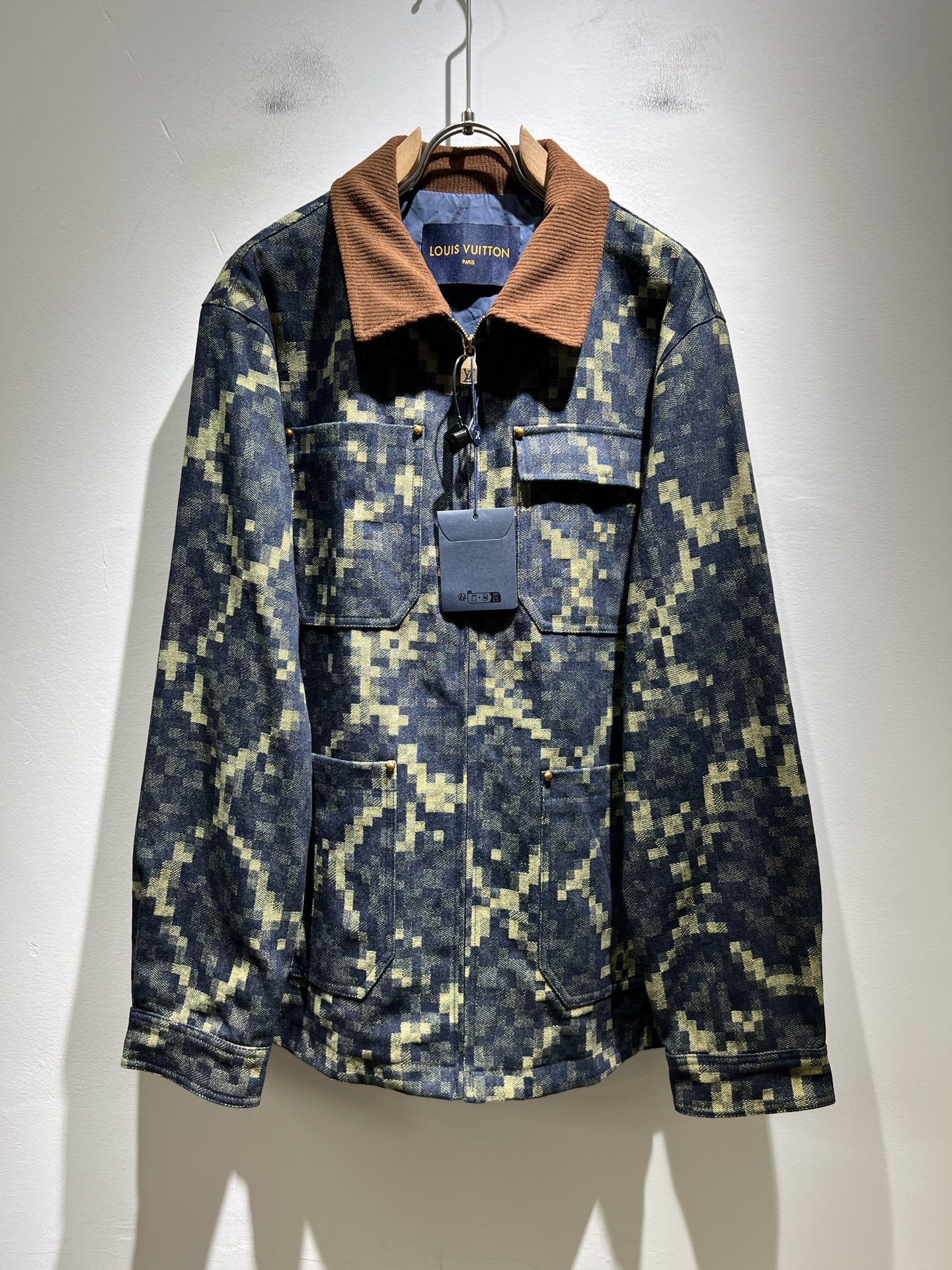 NO:523273,Louis Vuit*on 2025 autumn and winter new light luxury men and women's same denim jacket jacket, the new high-end of the Louis family, the details and quality are always flawless, heavy industry washing design!  Panoramic chessboard creative design!  If you don’t buy a few Louis items this spring, you are not considered a fashion expert. It interprets Louis’ iconic elements, which are really something that everyone loves. It is super soft and tough, and has excellent breathability. It comes from world-class trade-level OEM channels, with extremely rare quantity and no help after selling out. It is clean and neat. This is the special skill of the Louis family and the latest craftsmanship this quarter. The degree of meticulousness has reached the top, and the loose three-dimensional tailoring design is a unique one. It is a fusion of luxury and fashion!  Size M-3XL, louis vuitton,louis vuitton,jackets & coats,jackets & coats,alexander wang19860909Louis Vuit*on 路易*登 2025秋冬新款轻奢男女同款牛仔夹克外套,路易家族的新高端,细节品质永远的那么完美无瑕,重工洗水设计！全景棋盘格创意设计！今年春季节没有入手几件路易你算不上时尚达人.诠释路易的标志性元素,实属人见人爱的东西.超级柔软且具有韧性,透气感也是绝佳.来自世界级贸易级别的代工厂渠道,数量极其稀少售完无补.干净俐落.这是路易家族的看家绝活也是本季度的最新工艺.细致化程度已经达到顶端了,宽松立体剪裁的版型设计堪称一绝.属于奢华与时尚的融合！尺码M-3XL,,louis vuitton,louis vuitton,jackets & coats,jackets & coats,alexander wang,Men's clothing