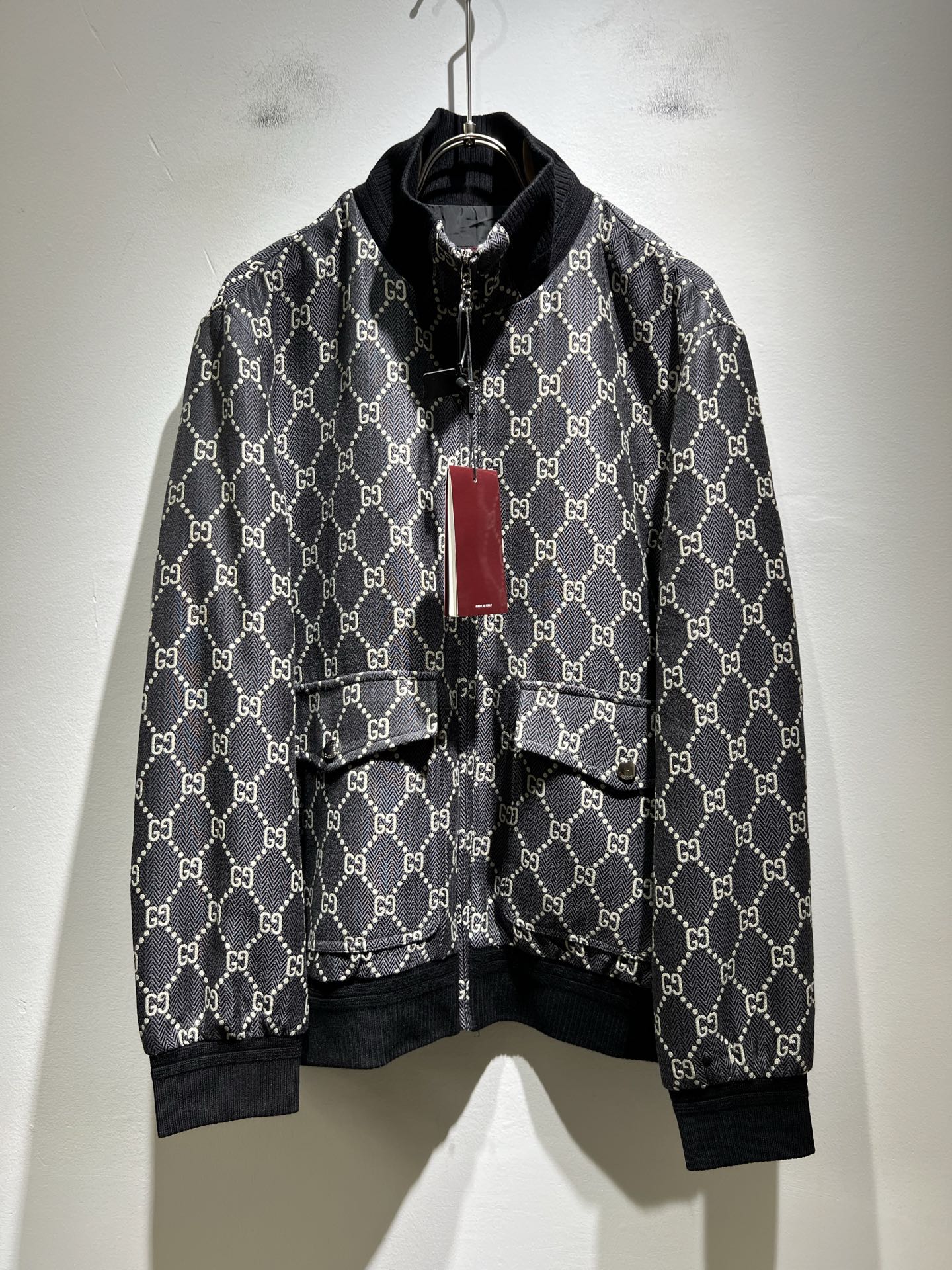 NO:523271,Gucc* Gujia 2025 Autumn and Winter Latest Series!  The same jackets for men and women are available in trading companies, and they are sold on the official website at the same time!  New fashion elements design!  Panoramic jacquard logo pattern design!  Injecting full vitality into the new series, we select customers to make imported denim fabrics, and the inner fleece is warm and designed!  The fabric feels skin-friendly and soft and delicate, and has an extremely comfortable and breathable wearing experience. The whole item is very eye-catching and fashionable, and is deeply loved by young people today!  The basic loose-fitting cut is suitable for matching all the styles and looks you need in your daily life!  It is recommended to wear couple outfits to go out on the street to make it more pleasing to the eye!  Size: M-3XL, gucci, gucci, jackets & coats, jackets & coats, alexander wang19860909Gucc*古家 2025秋冬最新系列！男女同款夹克外套,贸易公司渠道稀出,同步官网发售 ！ 新时尚元素设计！全景提花标志图案设计！为全新系列注入满满活力,选客供进口牛仔面料制成,内里摇粒绒保暖设计！面料手感亲肤柔软细腻,拥有着无比舒适透气性的穿着体验,整件单品极具吸睛度与时尚感,深受当下年轻人的喜爱！基础宽松的版型裁剪,不分年龄与性别的中性款式,适合搭配你日常所需的所有风格与造型！建议搭配情侣装出街会更为养眼出色！尺码:M-3XL,,gucci,gucci,jackets & coats,jackets & coats,alexander wang,Men's clothing