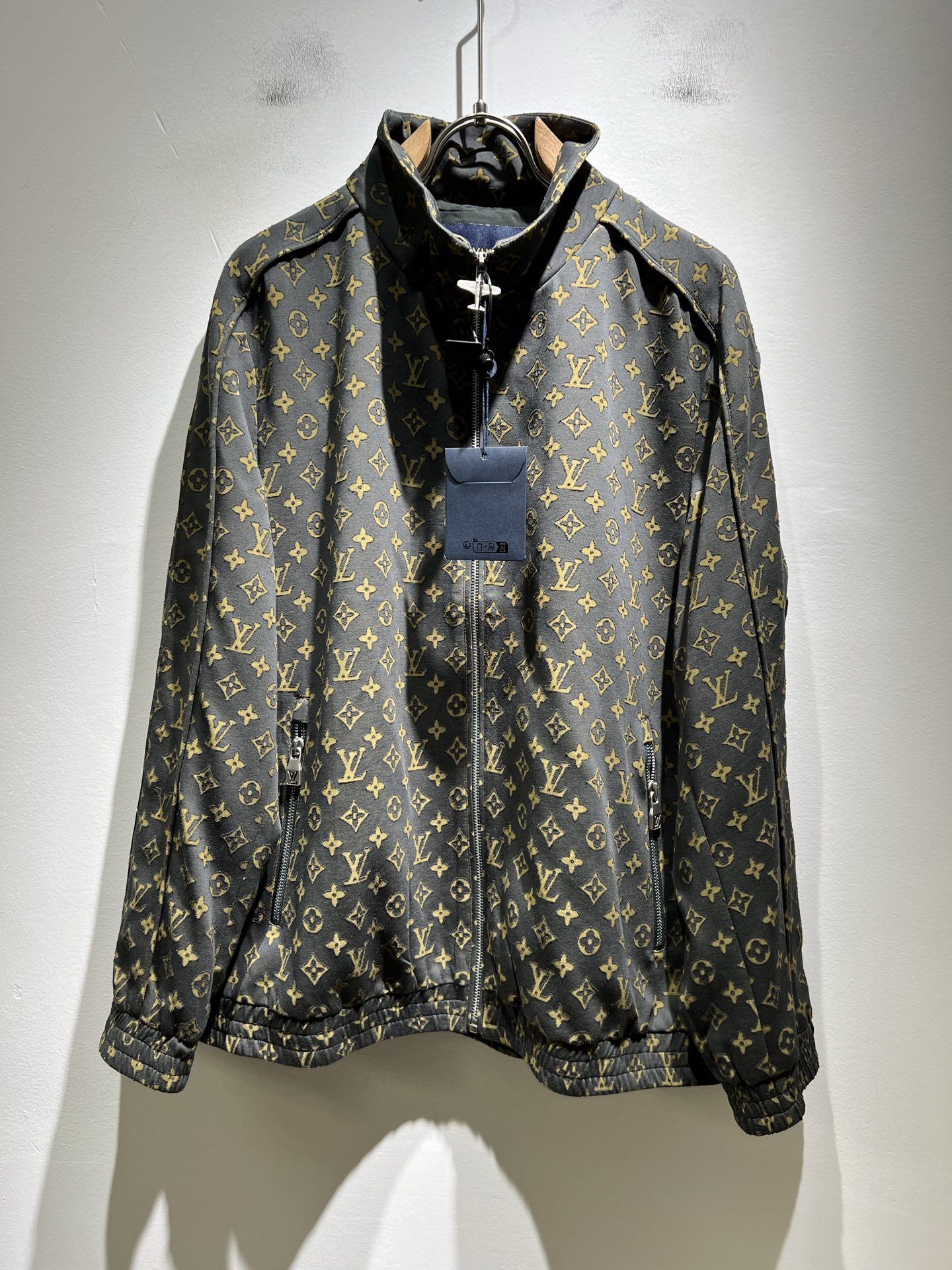 NO:523286,Louis Vuit*on 2025 autumn and winter new light luxury men and women's same denim jacket jacket, the new high-end of the Louis family, the details and quality are always flawless, and the customized pure cotton design!  Panoramic flower-burning creative design!  If you don’t buy a few Louis items this fall and winter, you are not considered a fashion expert. It interprets Louis’ iconic elements, which are really something that everyone loves. It is super soft and tough, and has an excellent breathability. It comes from world-class trade-level OEM channels, with extremely rare quantity and no help after selling out. It is clean and neat. This is the special skill of the Louis family and the latest craftsmanship this quarter. The degree of meticulousness has reached the top, and the loose three-dimensional tailoring design is a unique one. It is a fusion of luxury and fashion!  Size M-3XL, louis vuitton,louis vuitton,jackets & coats,jackets & coats,alexander wang19860909Louis Vuit*on 路易*登 2025秋冬新款轻奢男女同款牛仔夹克外套,路易家族的新高端,细节品质永远的那么完美无瑕,定制纯棉设计！全景烧花创意设计！今年秋冬季节没有入手几件路易你算不上时尚达人.诠释路易的标志性元素,实属人见人爱的东西.超级柔软且具有韧性,透气感也是绝佳.来自世界级贸易级别的代工厂渠道,数量极其稀少售完无补.干净俐落.这是路易家族的看家绝活也是本季度的最新工艺.细致化程度已经达到顶端了,宽松立体剪裁的版型设计堪称一绝.属于奢华与时尚的融合！尺码M-3XL,,louis vuitton,louis vuitton,jackets & coats,jackets & coats,alexander wang,Men's clothing