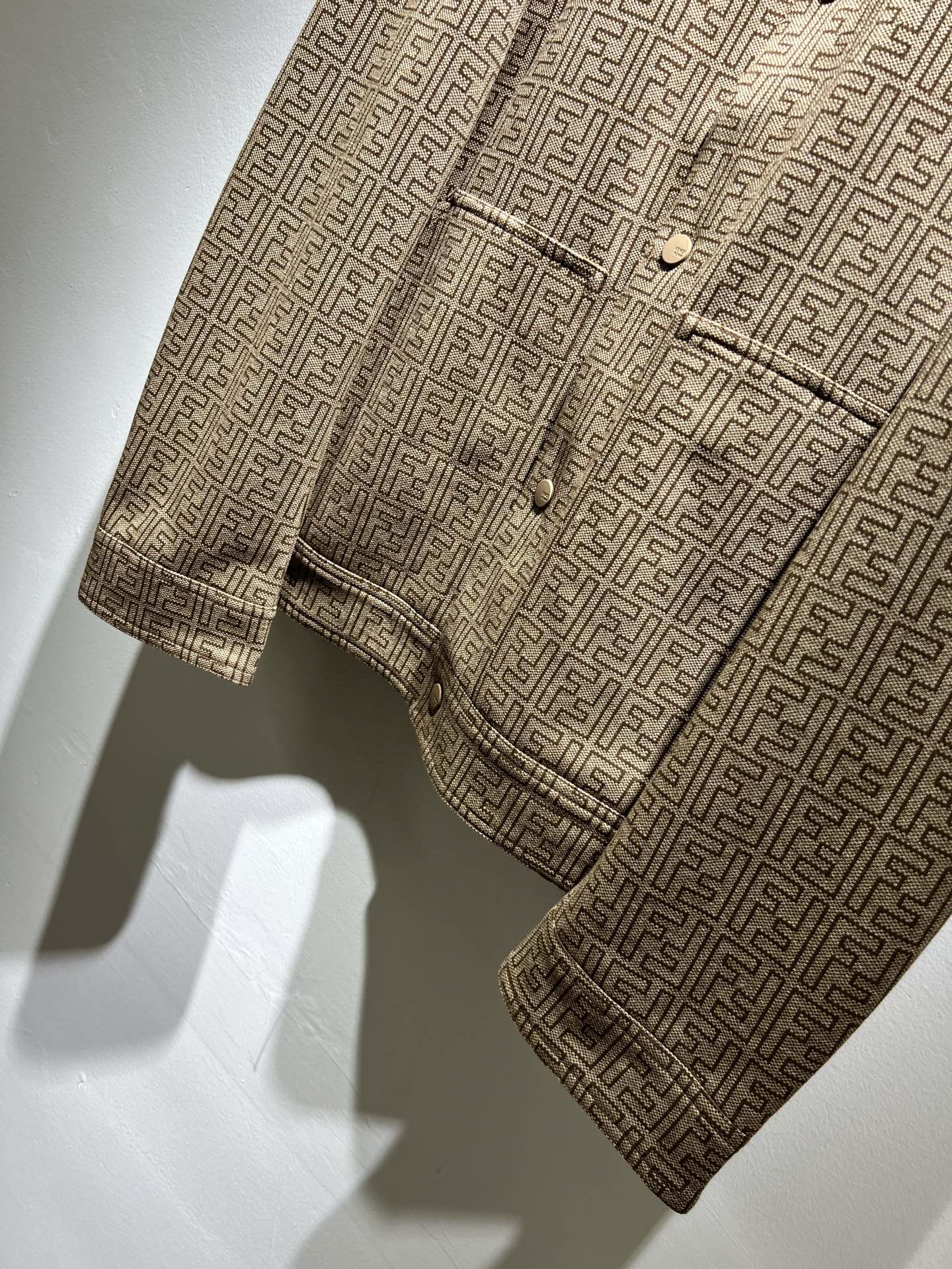  FEN*I 芬*迪 2025秋冬新款夹克外套，意大利原厂订单，FD家族人气单品，代表性十足，规格感十足