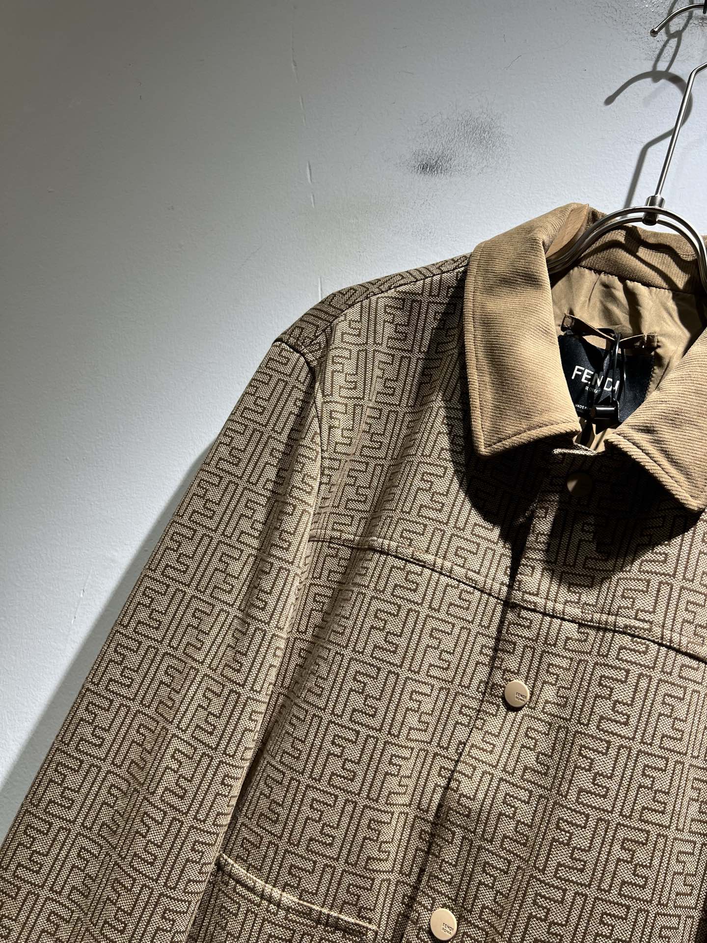  FEN*I 芬*迪 2025秋冬新款夹克外套，意大利原厂订单，FD家族人气单品，代表性十足，规格感十足