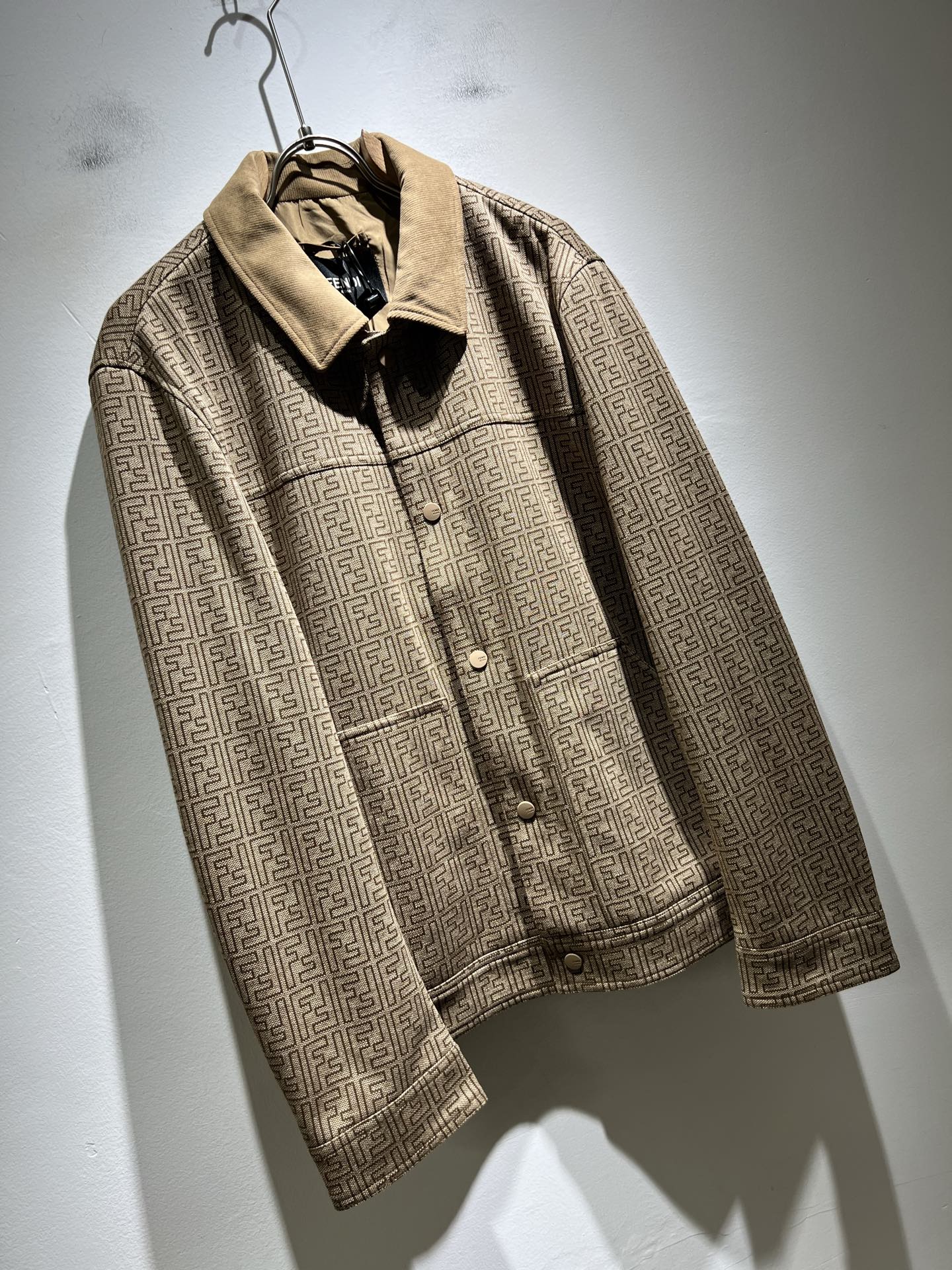  FEN*I 芬*迪 2025秋冬新款夹克外套，意大利原厂订单，FD家族人气单品，代表性十足，规格感十足